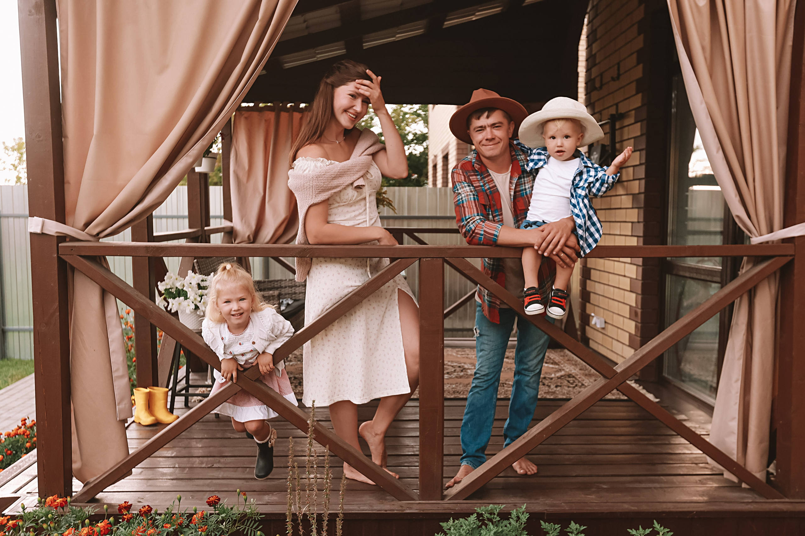 У дома. Семейный фотограф Тюмень, фотограф на роды Салмина Мария