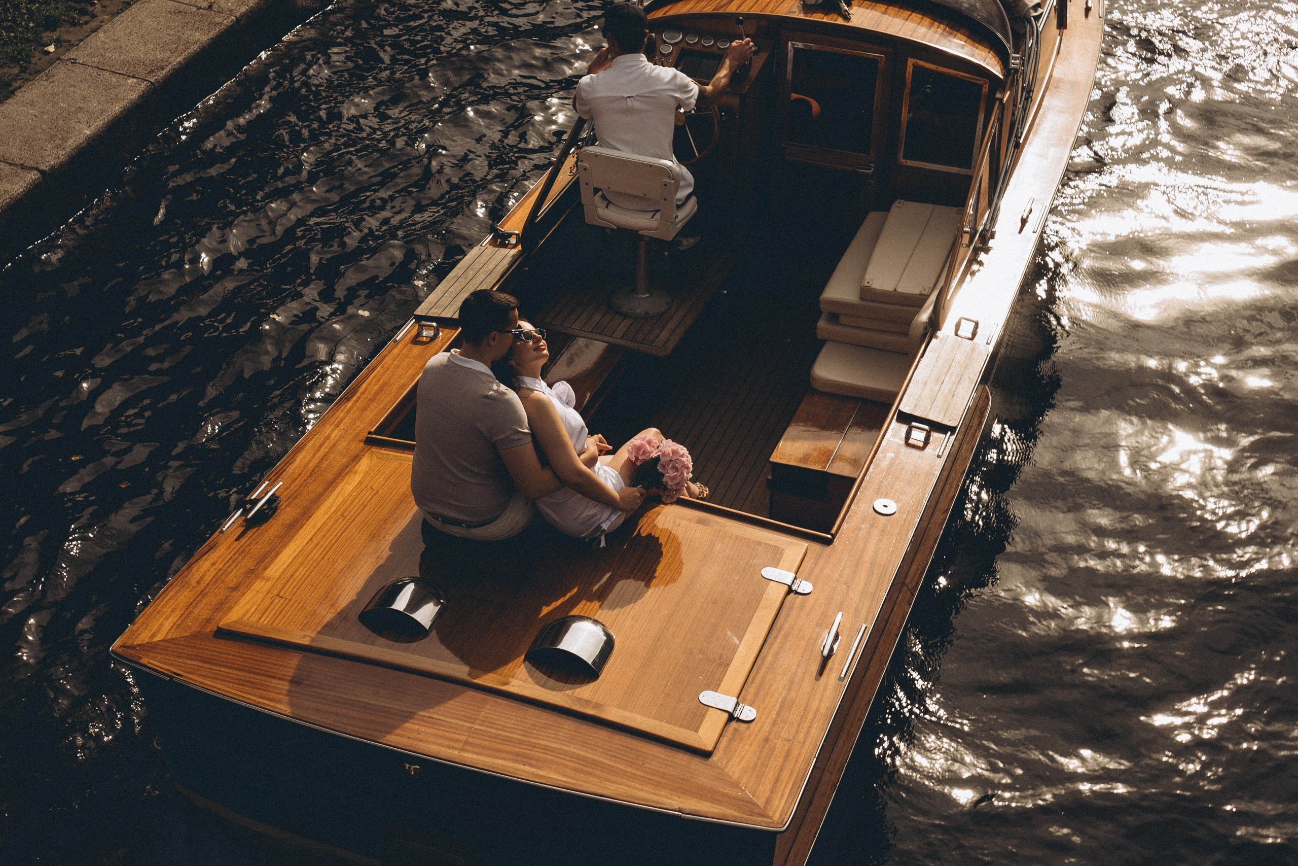 СВАДЕНБНАЯ СЬЕМКА НА КАТЕРЕ ПО КАНАЛАМ САНКТ-ПЕТЕРБУРГА И В АКВАТОРИИ НЕВЫ. Профессиональный фотограф, Санкт-Петербург — Виктория Богомолова