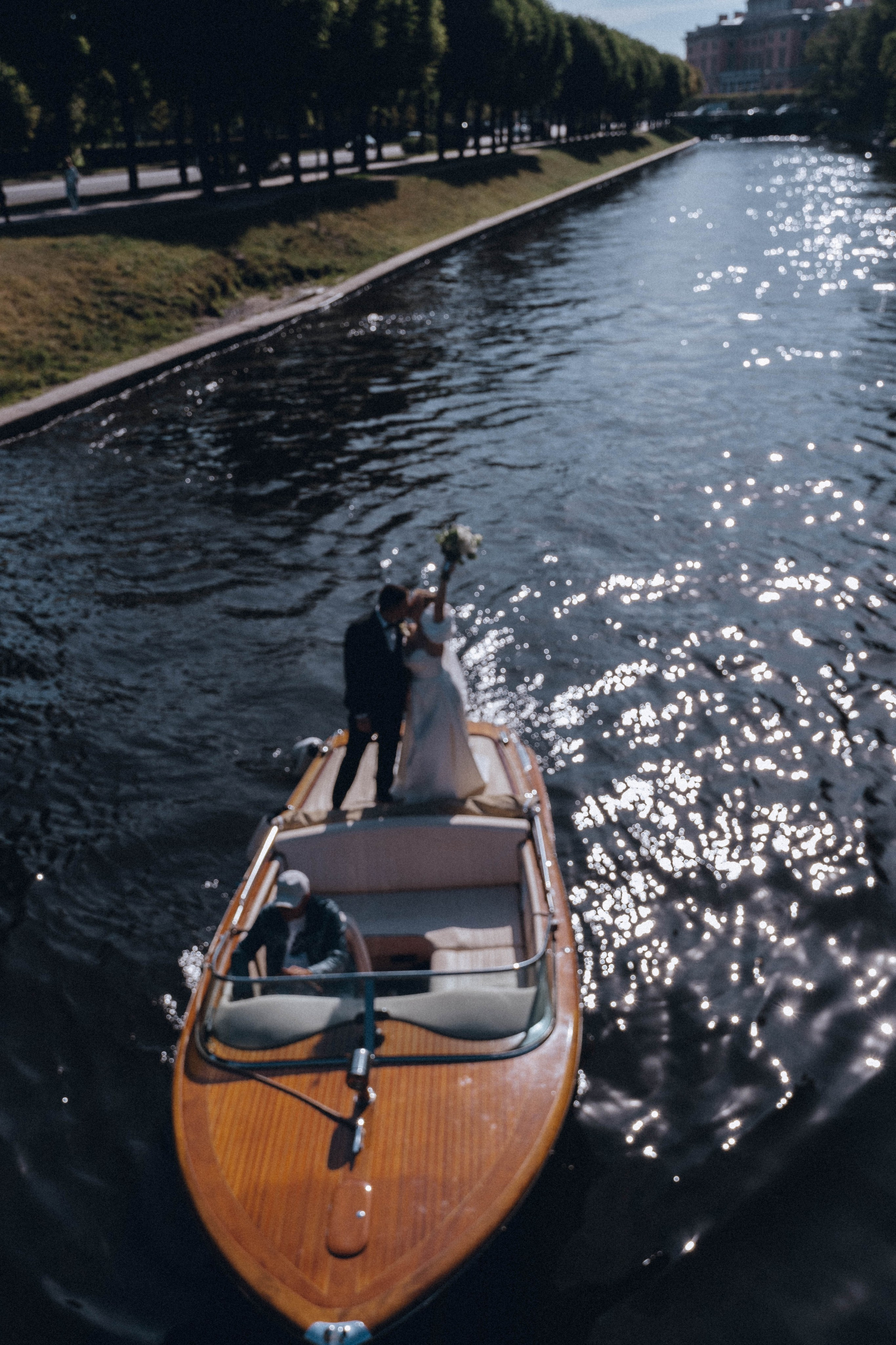 СВАДЕНБНАЯ СЬЕМКА НА КАТЕРЕ ПО КАНАЛАМ САНКТ-ПЕТЕРБУРГА И В АКВАТОРИИ НЕВЫ. Профессиональный фотограф, Санкт-Петербург — Виктория Богомолова