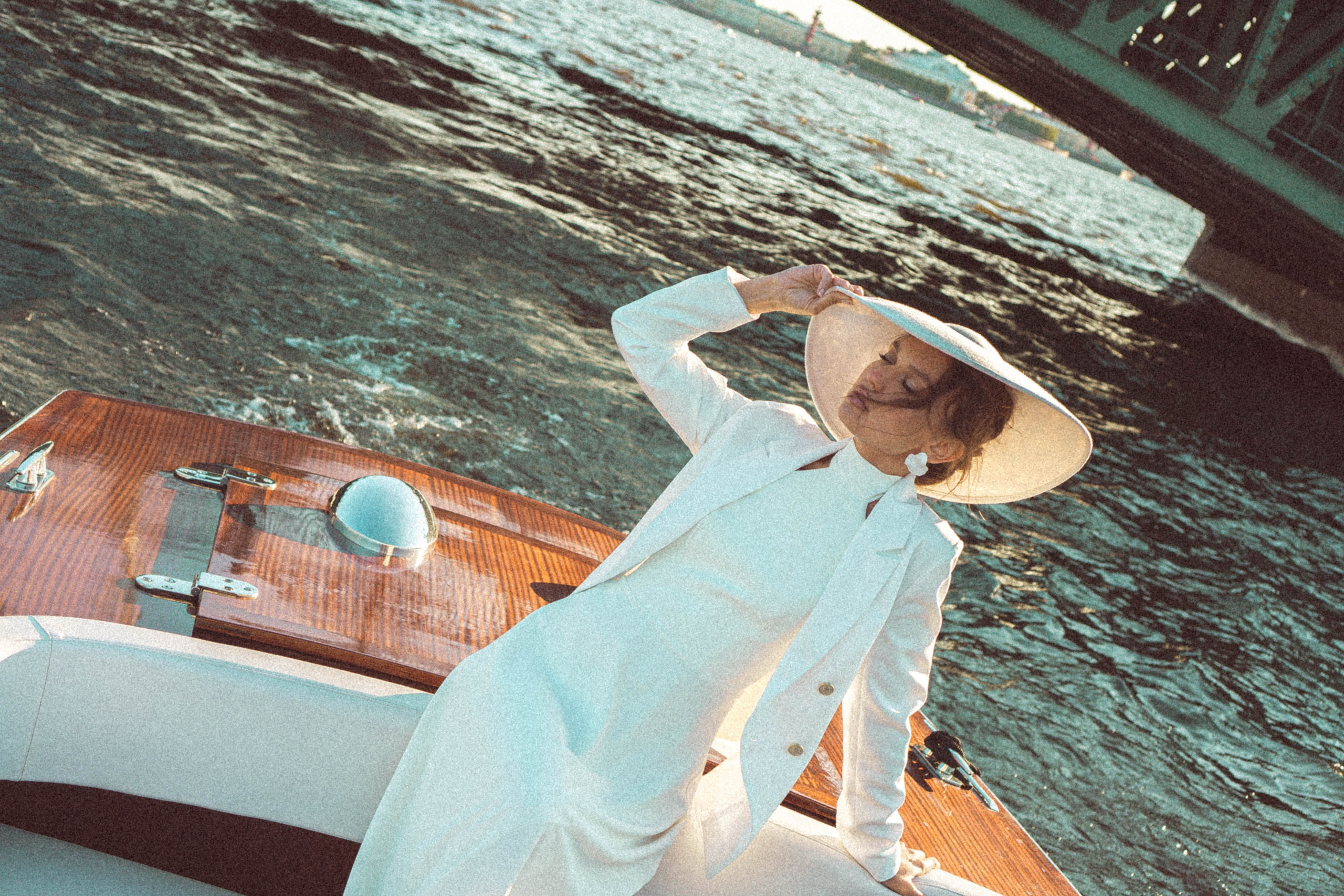 СВАДЕНБНАЯ СЬЕМКА НА КАТЕРЕ ПО КАНАЛАМ САНКТ-ПЕТЕРБУРГА И В АКВАТОРИИ НЕВЫ. Профессиональный фотограф, Санкт-Петербург — Виктория Богомолова