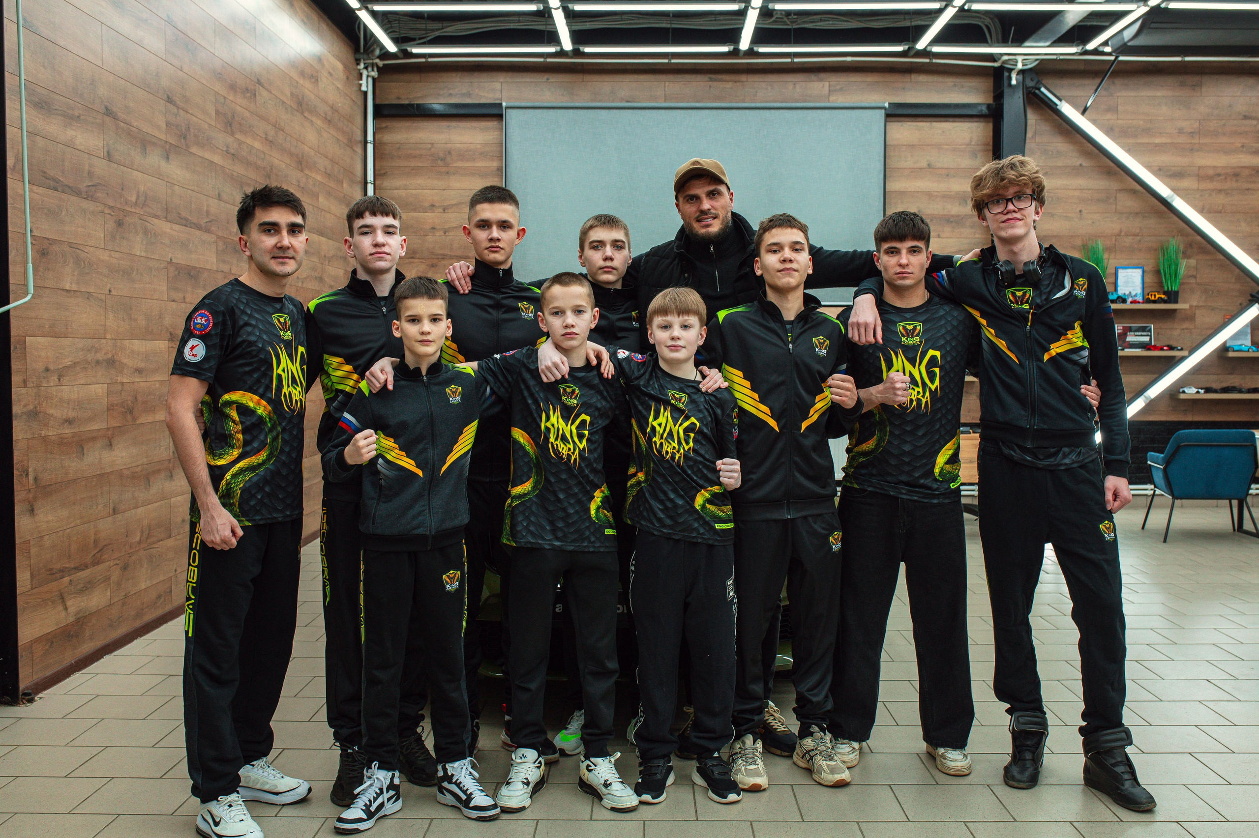 Автосалон КИТ и спортивная команда KINGCobra фотосессия. Бизнес фотограф Ижевск — Назаров Роман