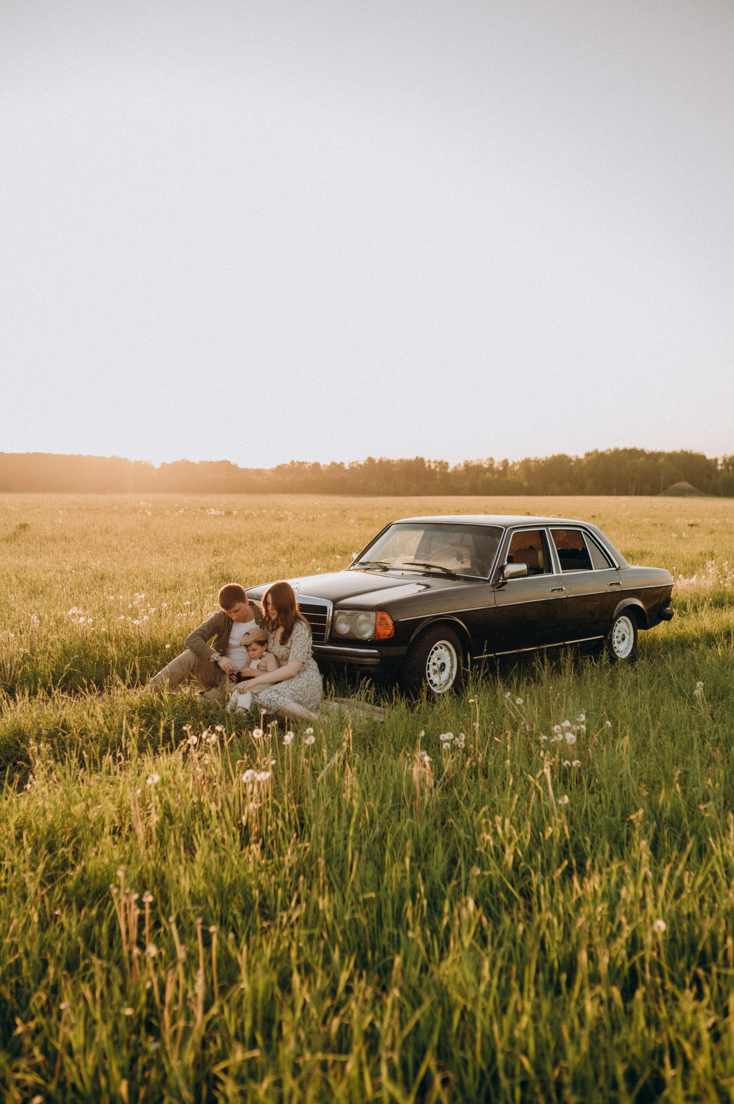С машиной. Семейный фотограф Нагорнова Виктория