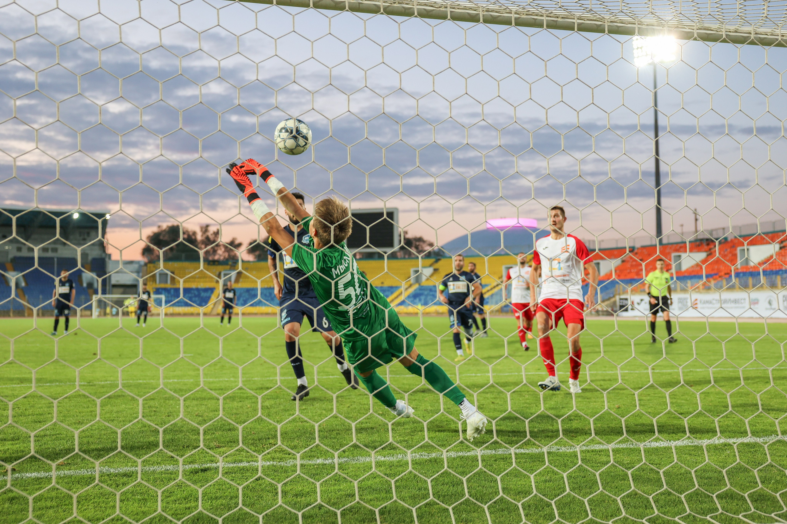 Благотворительный футбольный матч Друзья Бурмистрова vs ФК Fight Nights. Спортивный репортажный фотограф Казань Нафис Сиразетдинов