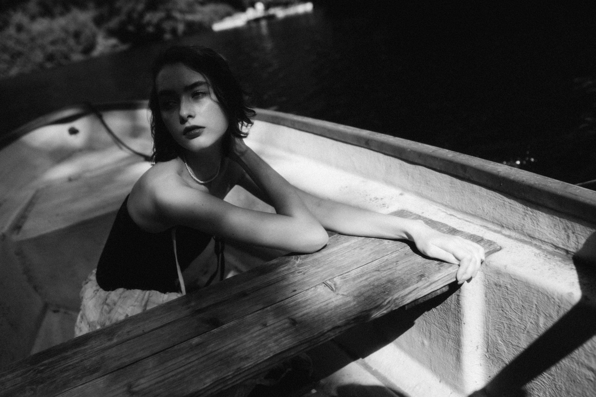 Молодая девушка в лодке