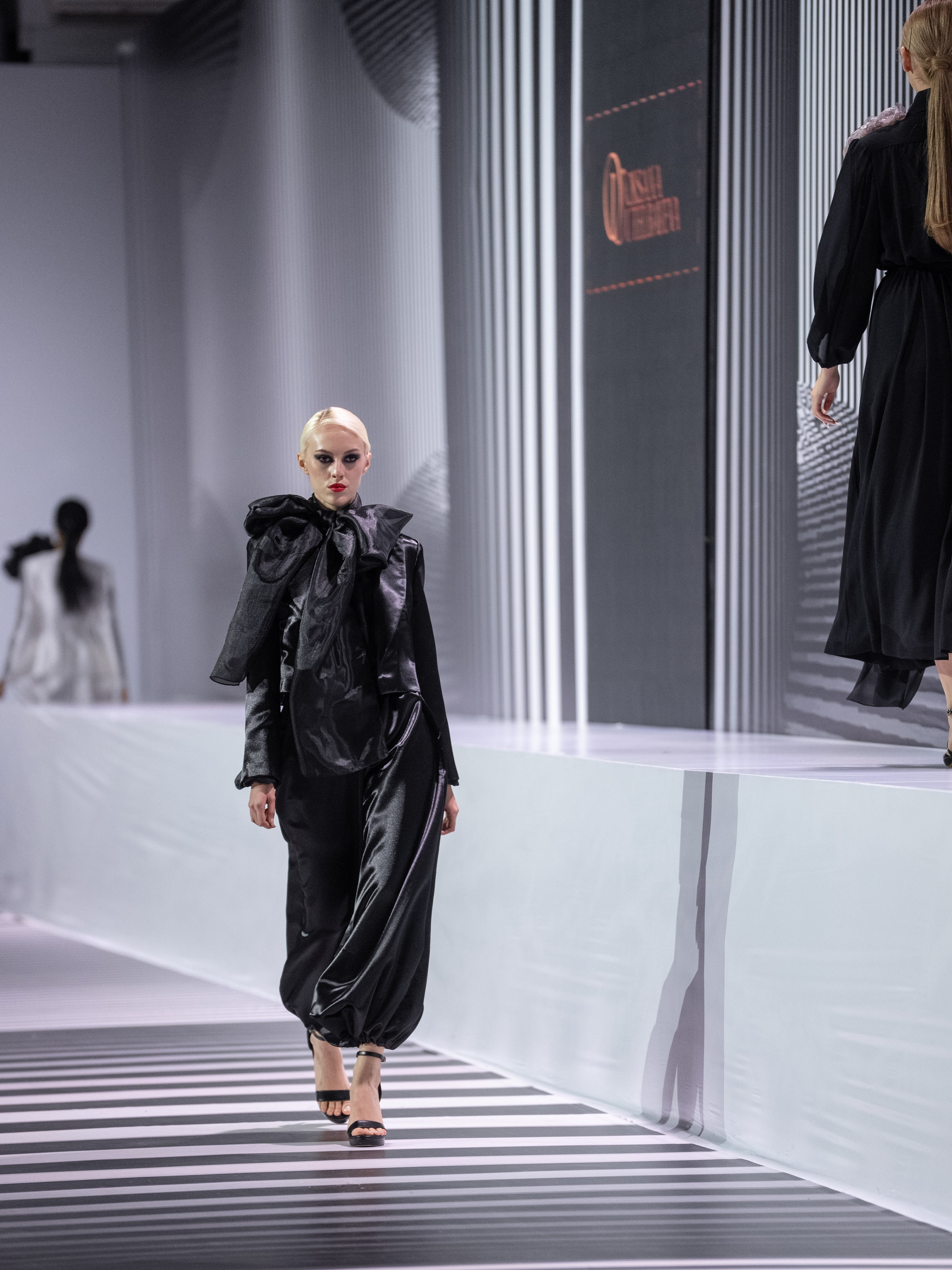 OKSANA UTELBAEVA. Сайт Алматинского НЮ АРТ, будуар и фэшн фотографа Дениса Карпенко