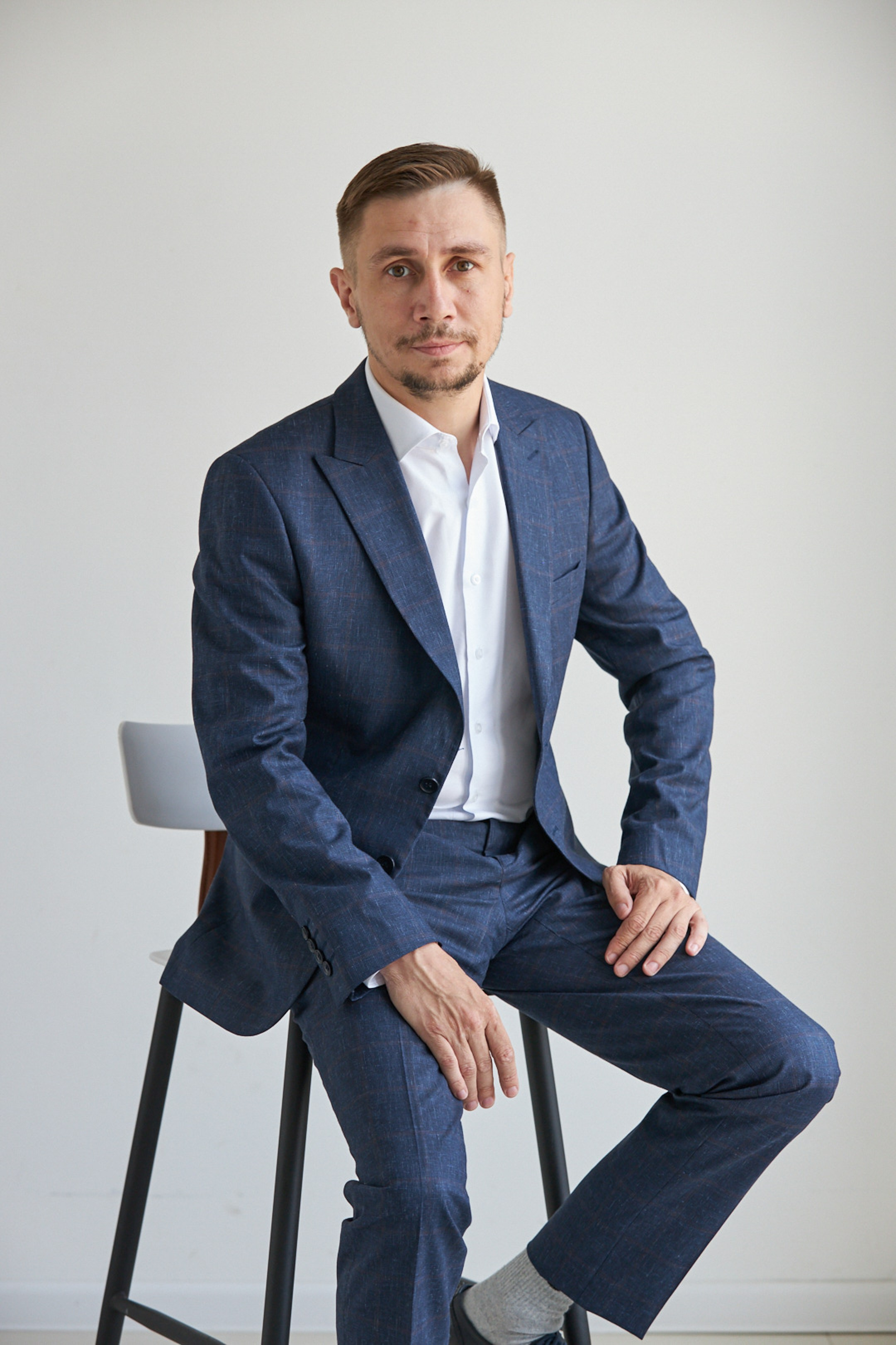 Business portrait of a man on a white studio background - photographer Andrey Dunin