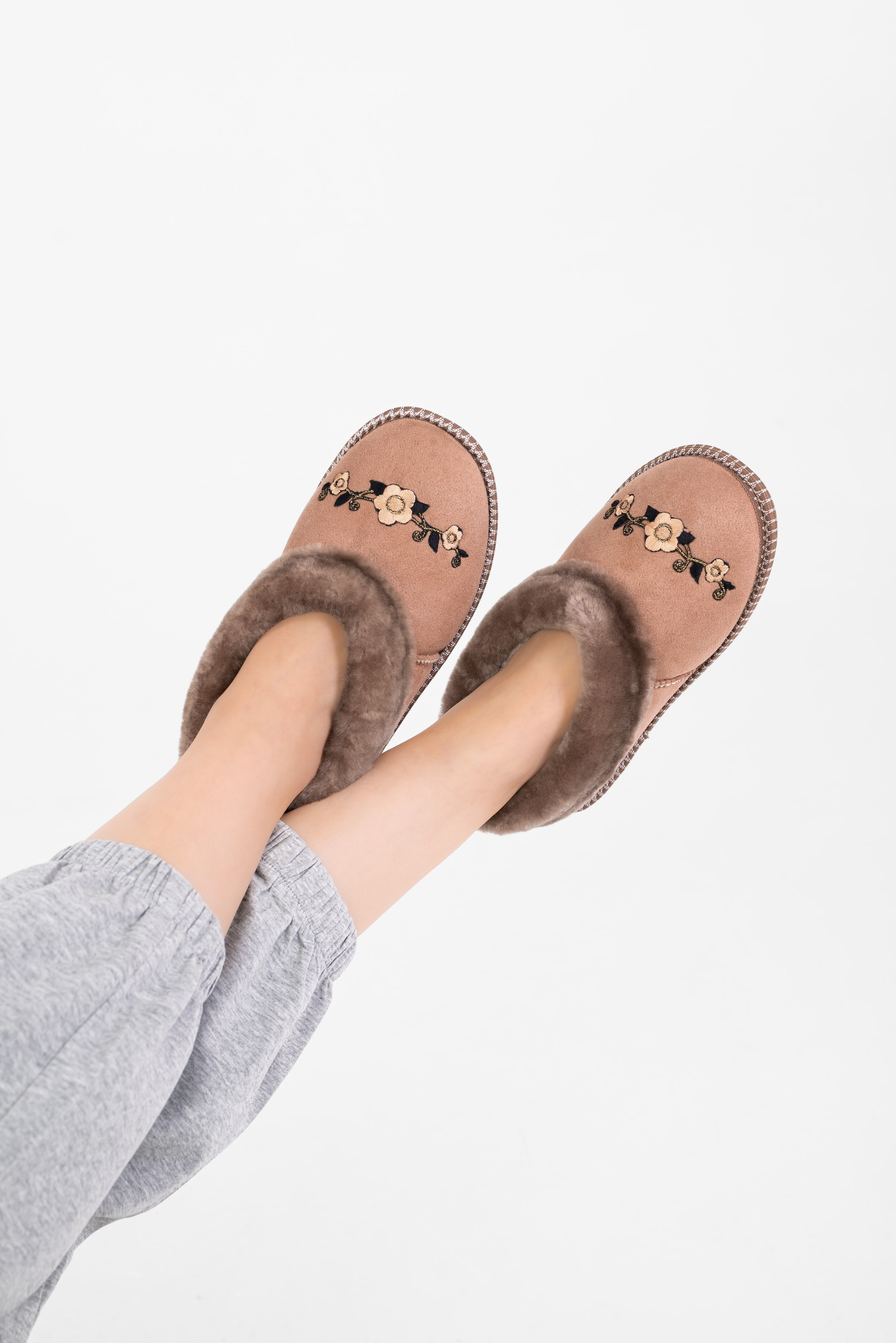 Тапочки и чуни. Предметный фотограф, фото для маркетплейсов Пятигорск, КМВ