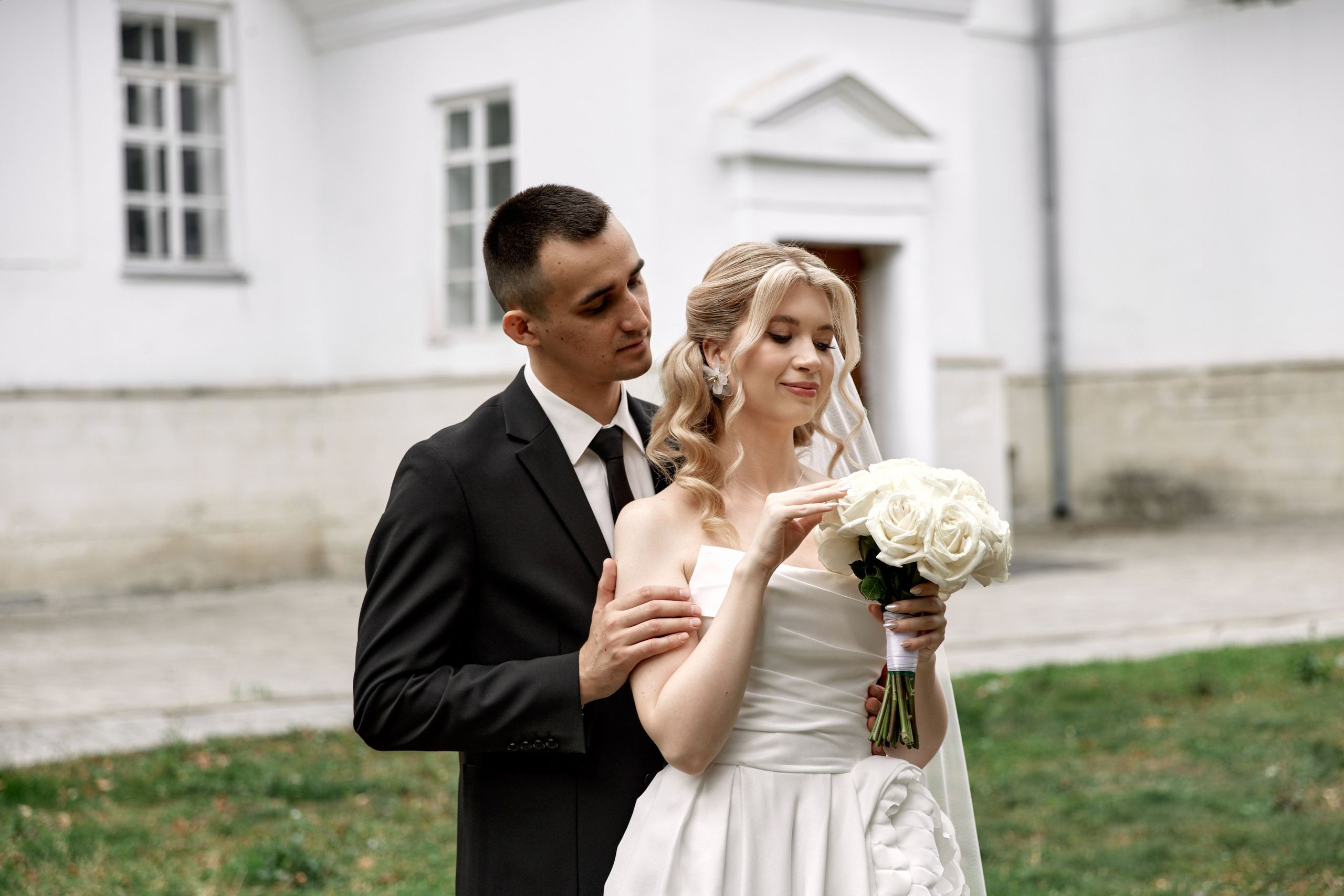 Свадебная фотосессия у Дворца книги. Фотограф Елена Орешина