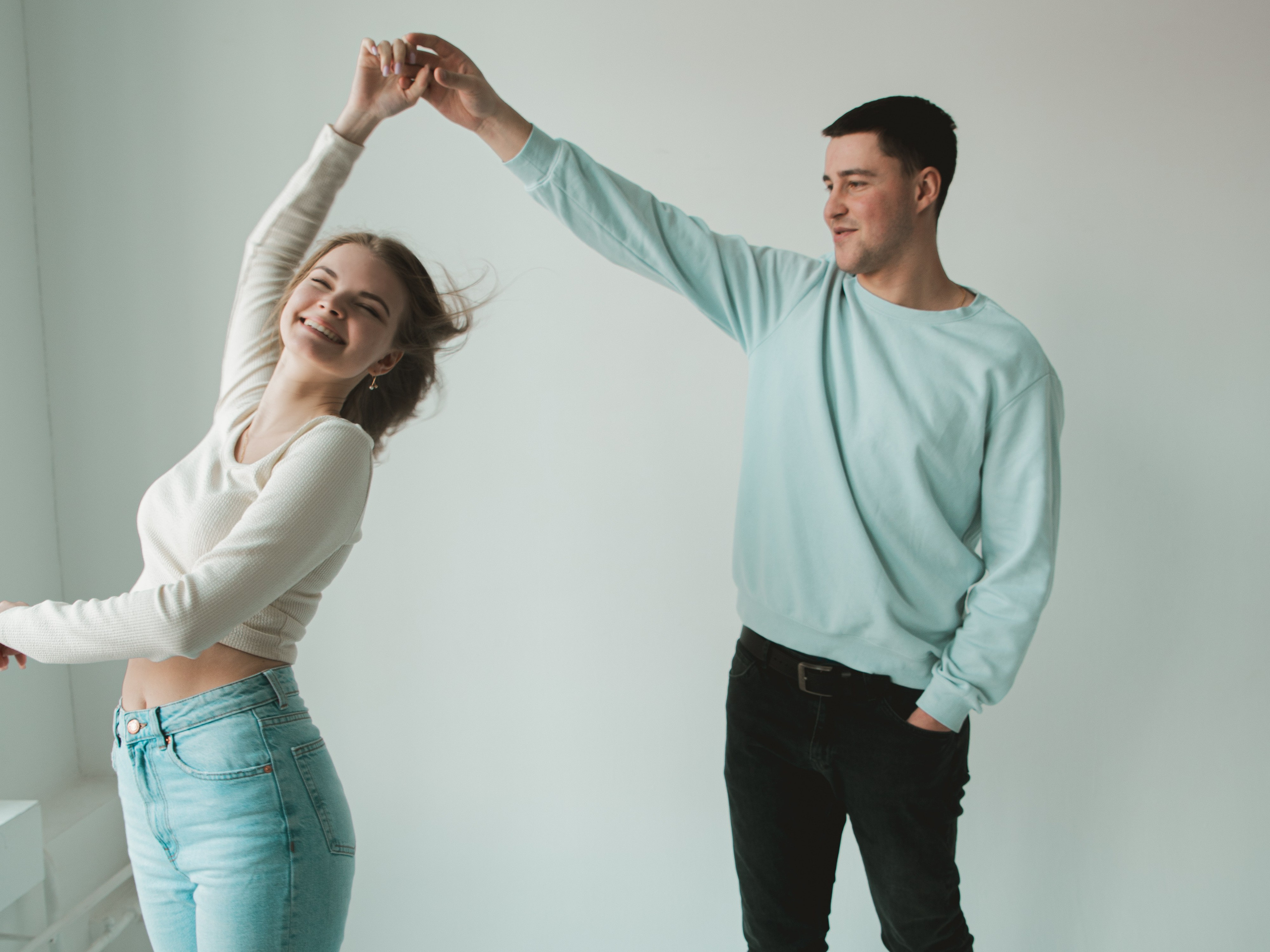 Предсвадебная лавстори в студии в Москве. Свадебный и портретный фотограф в Москве Жердев Даниил