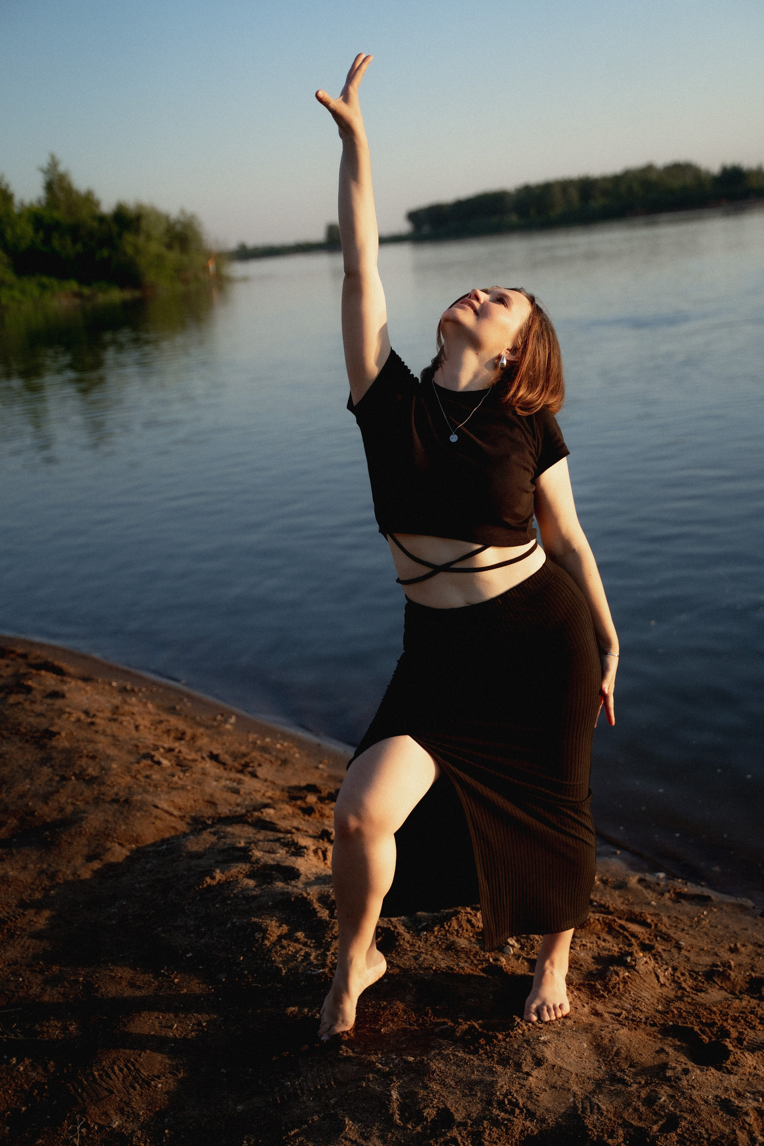 Девушки на берегу