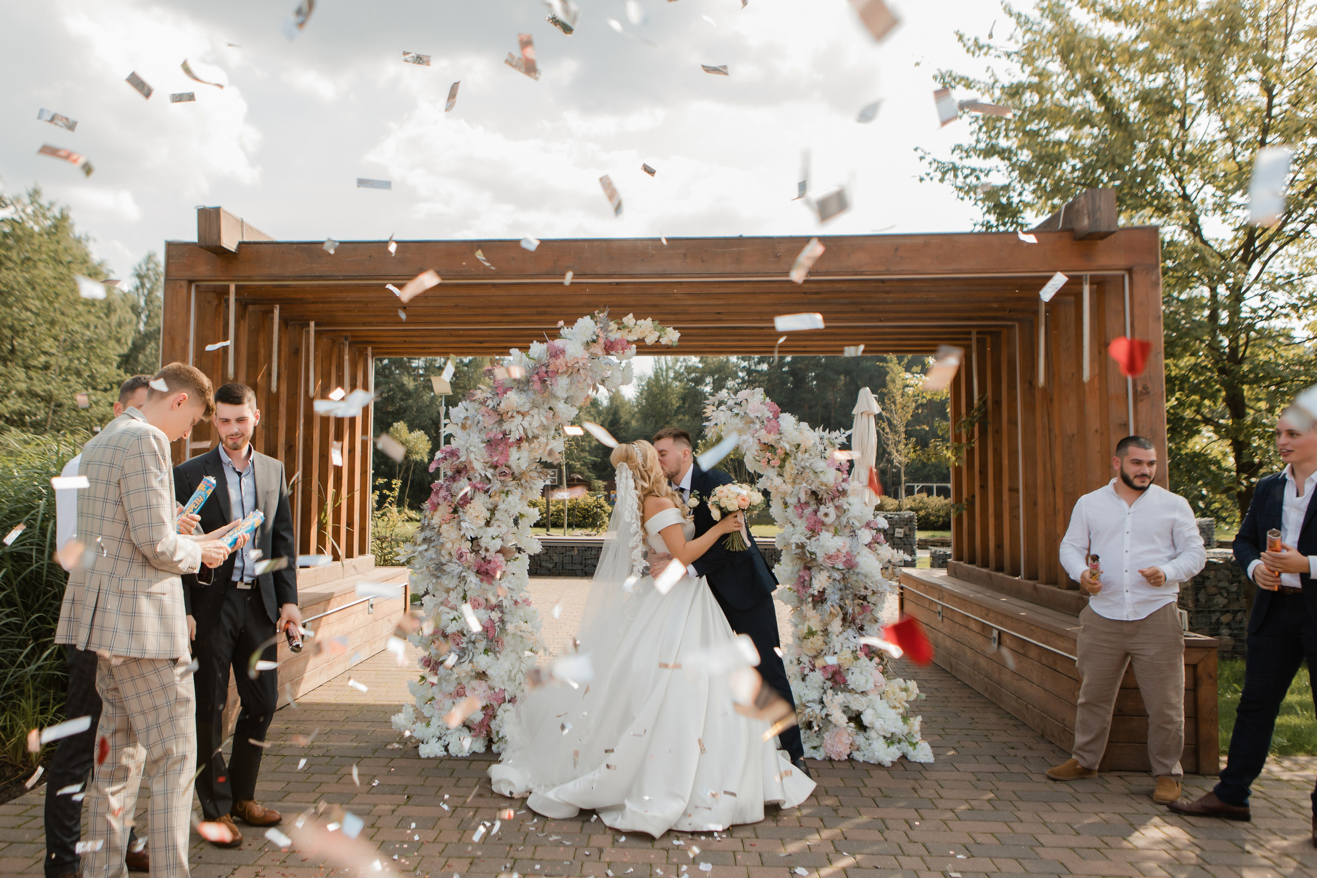 Юрий и Кристина. Видеосъемка и фотосъемка свадеб. Фотограф и оператор на свадьбу. Видеосъемка подкастов, собственная видео-фотостудии. Предметная фотосъемка