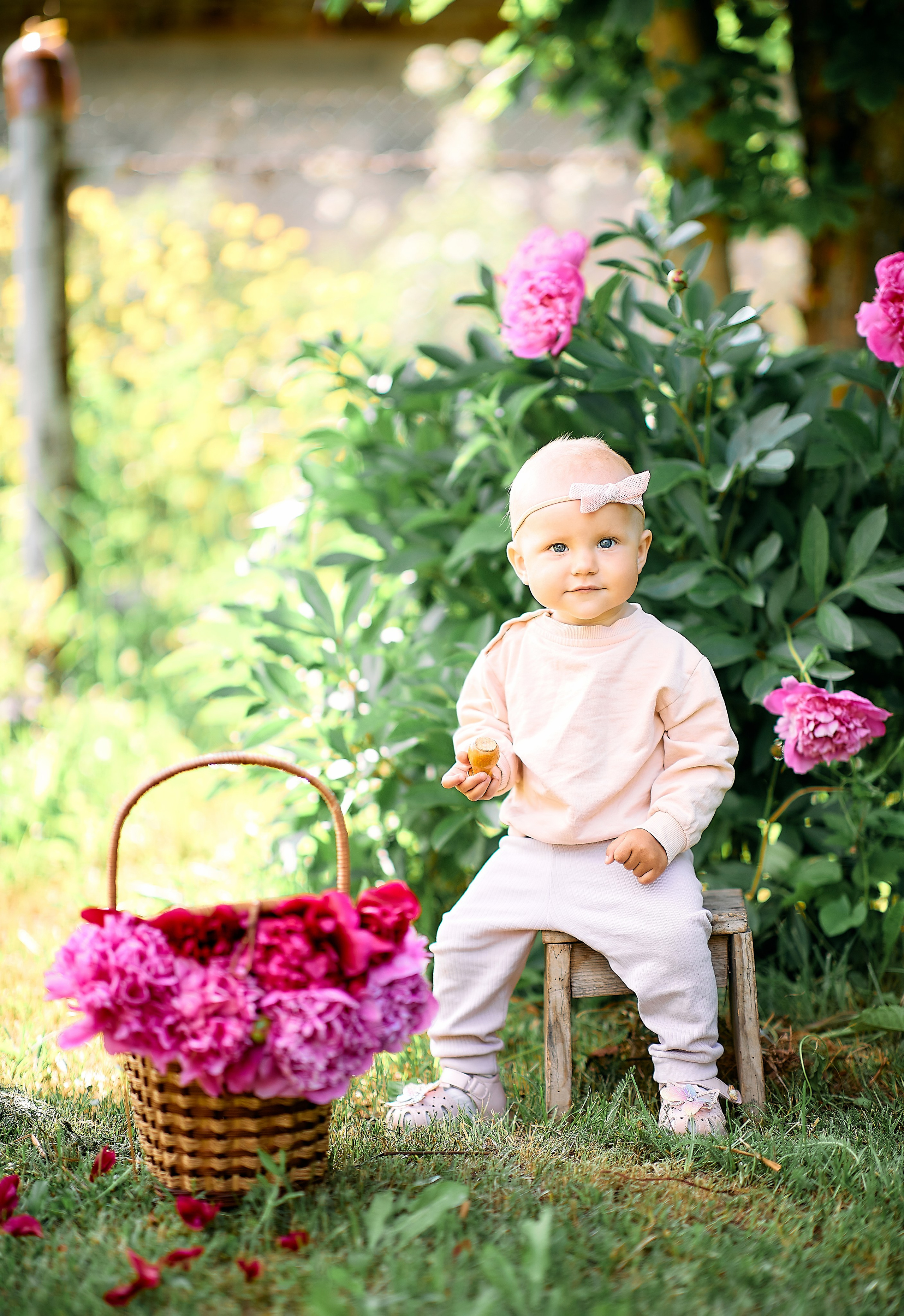Сонечка на даче в пионах. Семейный и детский фотограф в Ярославле Юлия Галашина