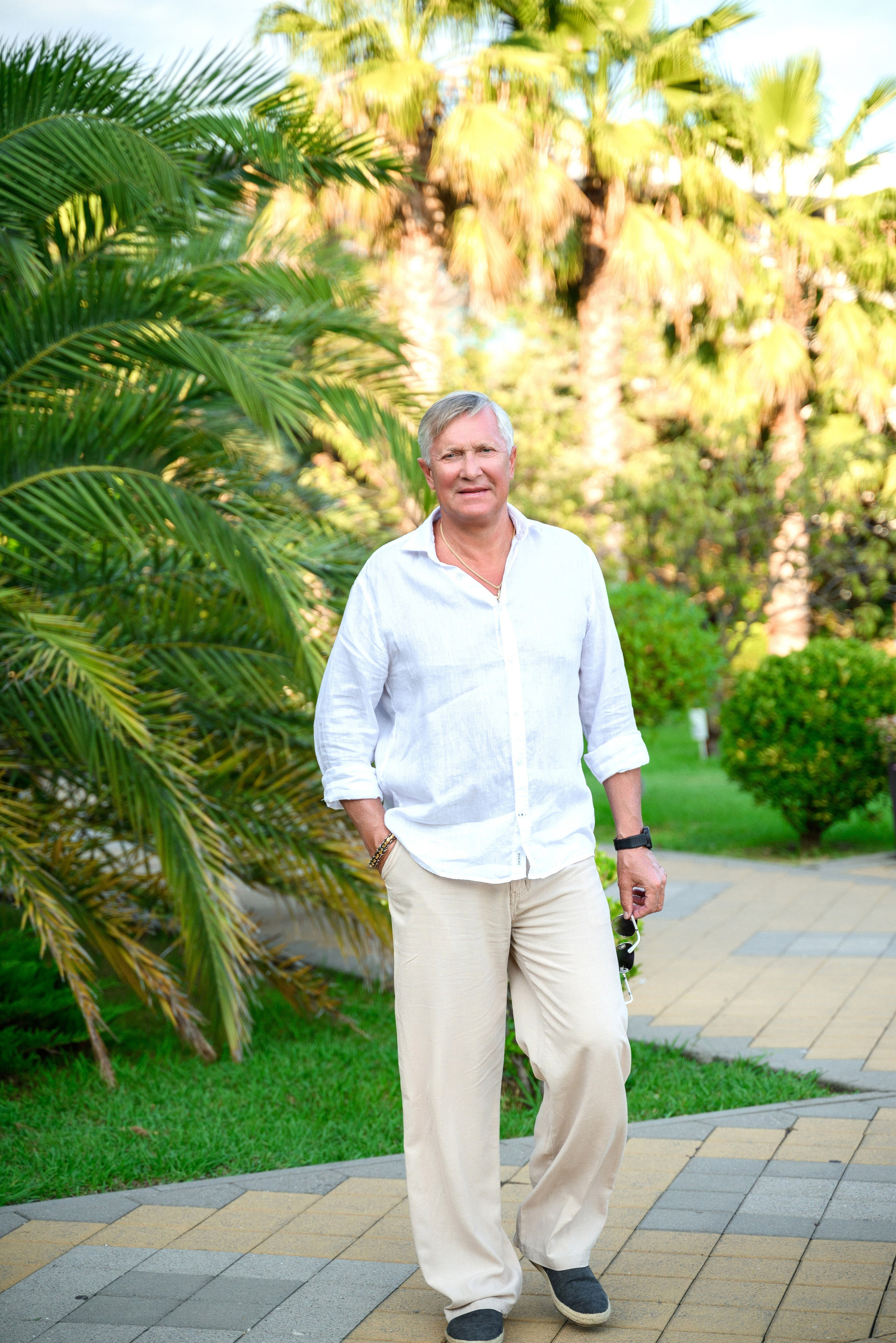 Фотограф Сочи создает идеальные снимки для отдыхающих среди пальм в парке