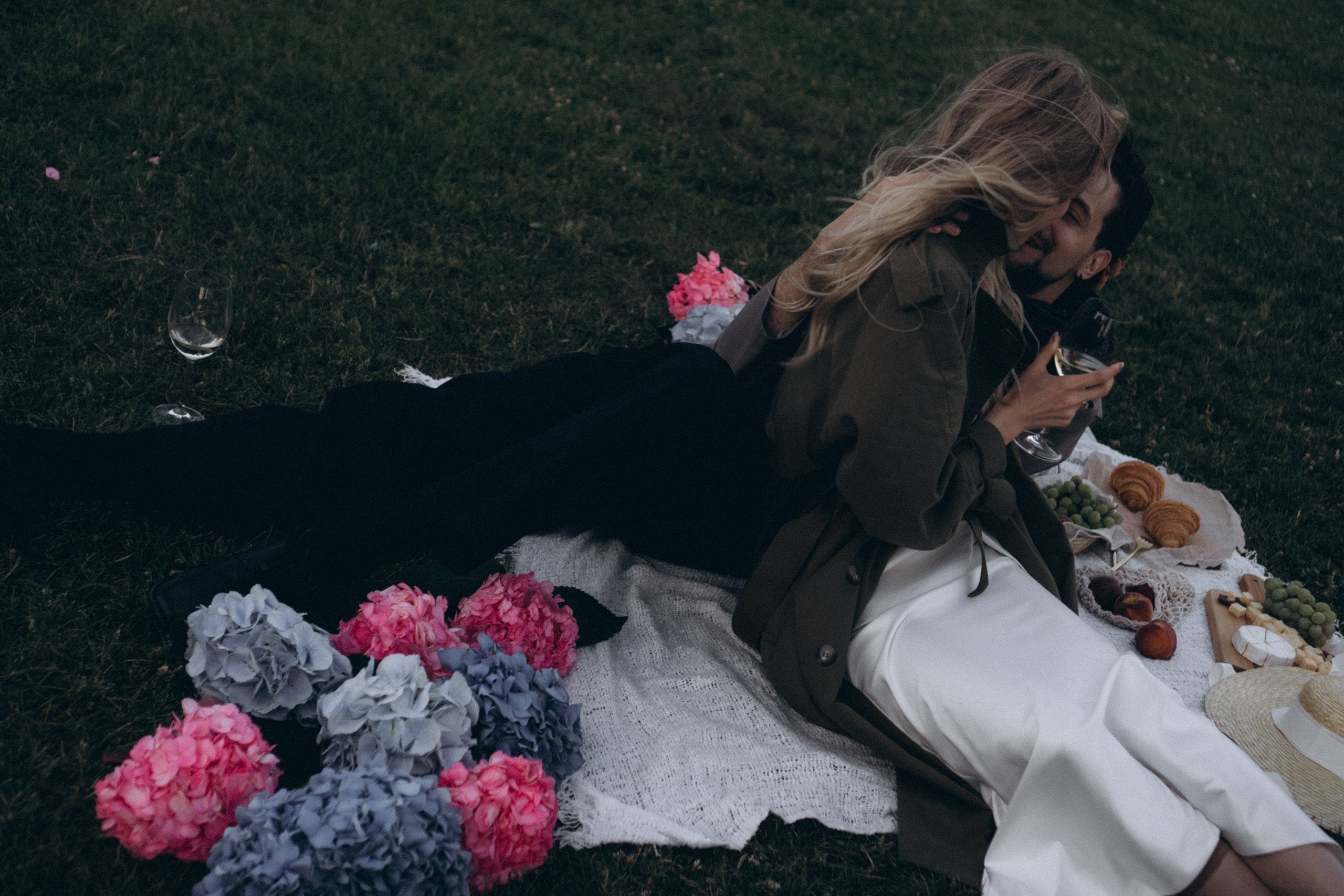 СВАДЕБНАЯ СЬЕМКА ПАРЫ НА РАССВЕТЕ В БЕЛЫЕ НОЧИ И ПРОГУЛКА С РАЗВОДНЫМИ МОСТАМИ И ПИКНИК ВОЗЛЕ ИСАКИЕВСКОГО СОБОРА. Профессиональный фотограф, Санкт-Петербург — Виктория Богомолова