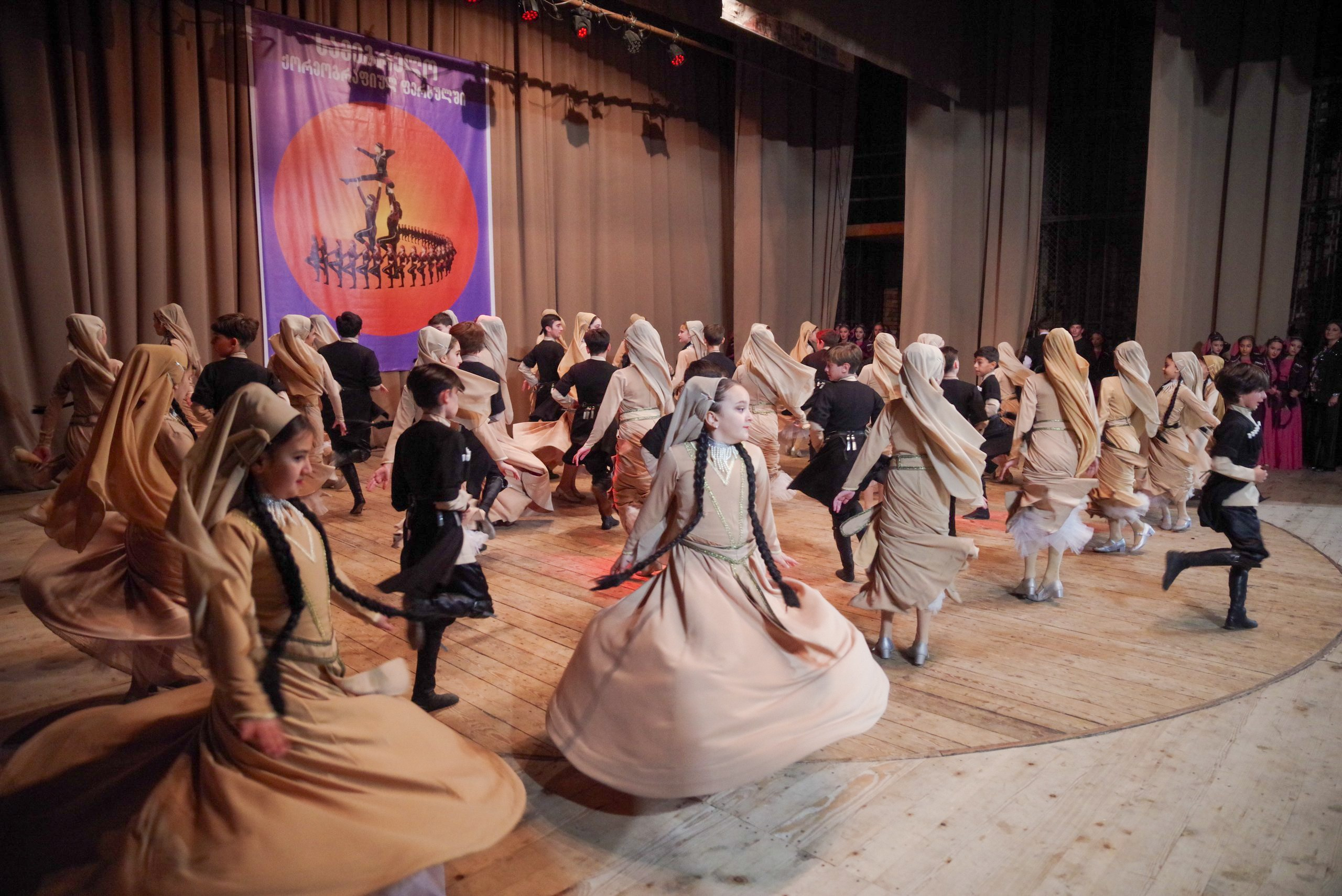 Грузинский танец. Портретный фотограф Денис Милютин