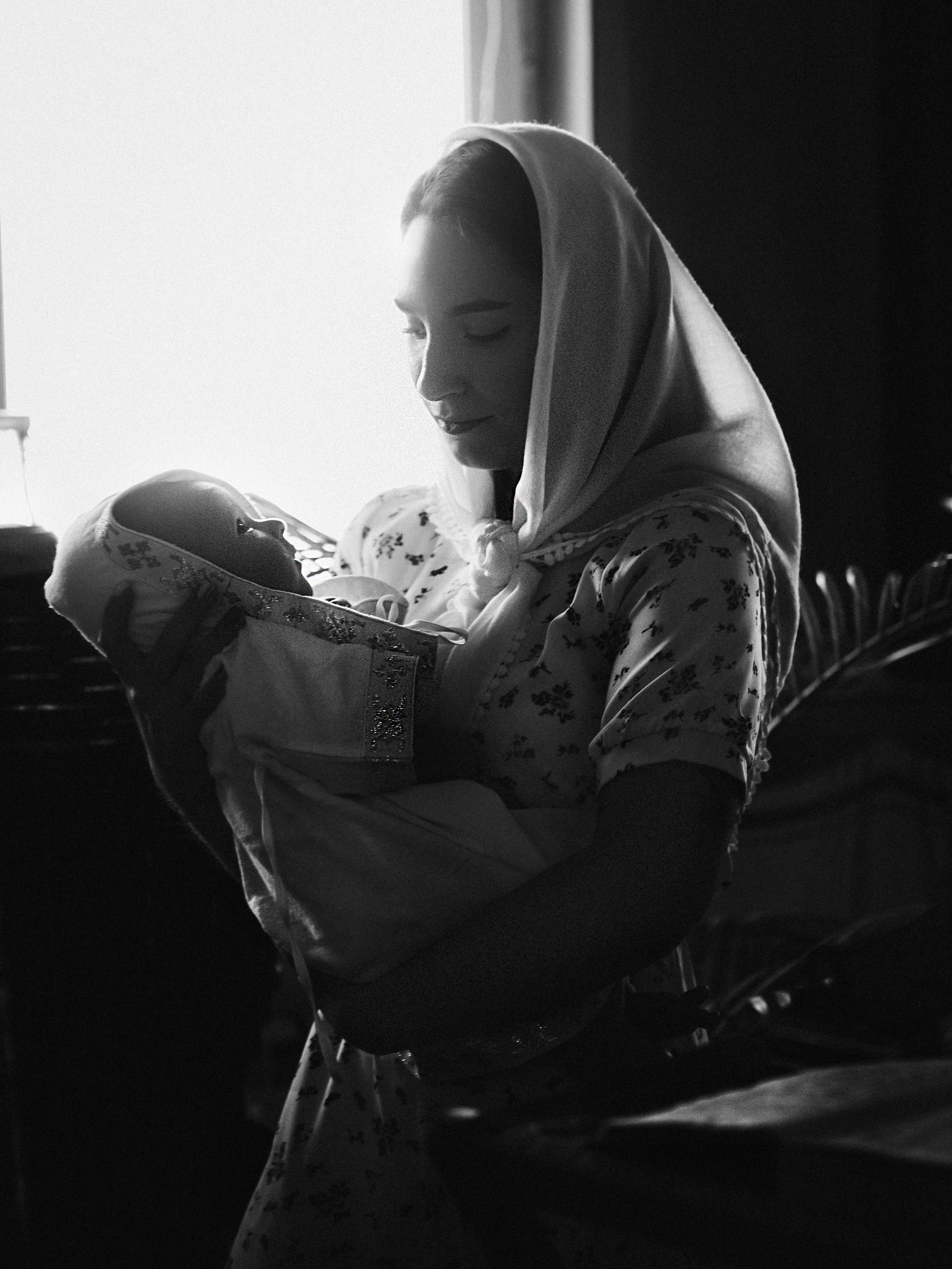 Фотосессия крещения, фотограф таинства крещения Москва, ребенок с мамо. Фотограф Ольга Рубцова в Москве и Московской области