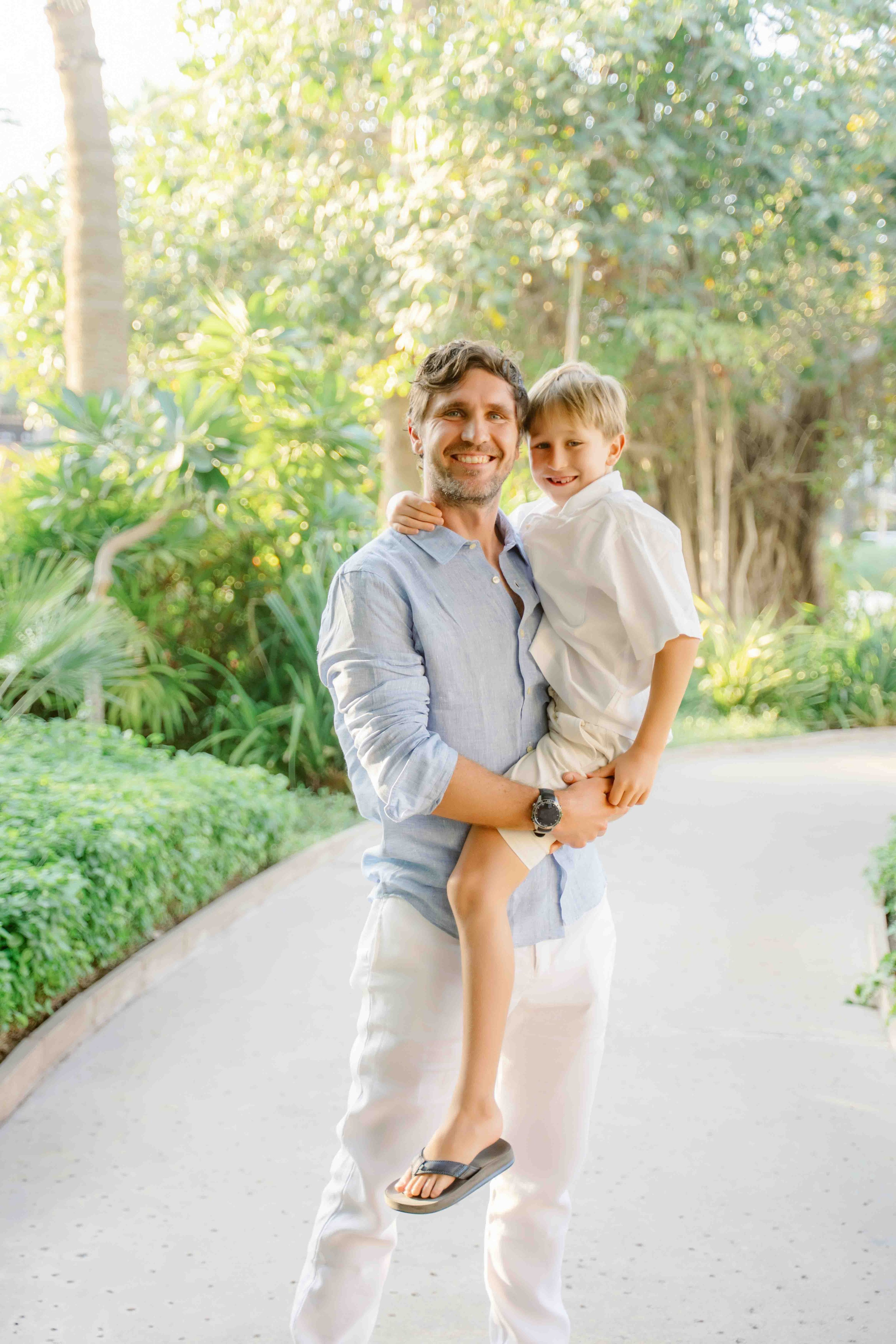 Фотосессия большой семьи в светлых тонах в зелени. Фотограф и видеограф в Москве и Абу Даби Мария Кулагина