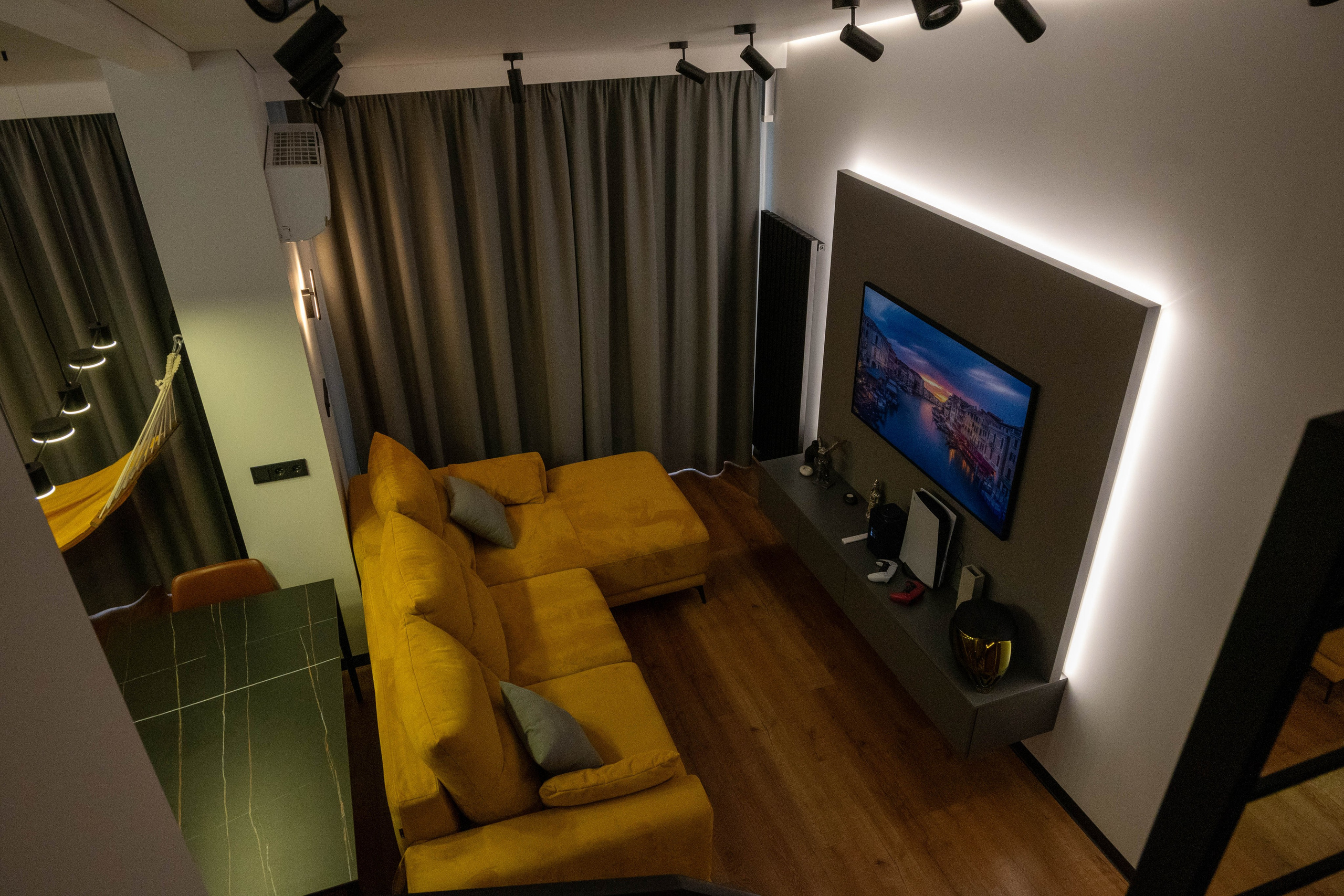 The apartment is on two levels. Fotograf Dmitrii Donets