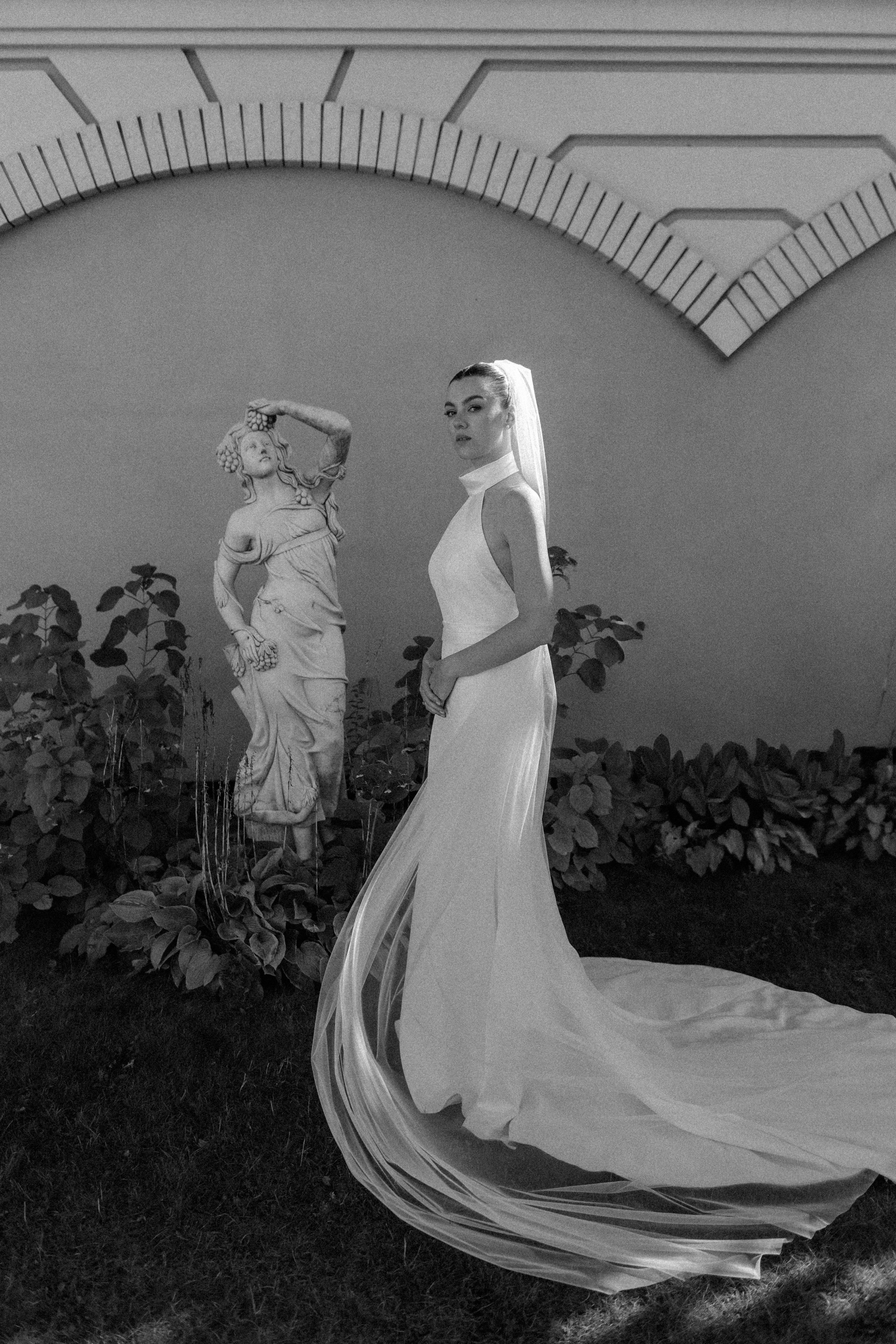 Wedding day in VERSAL PARK. Wedding PHOTOGRAPHER Andrew Vnukov