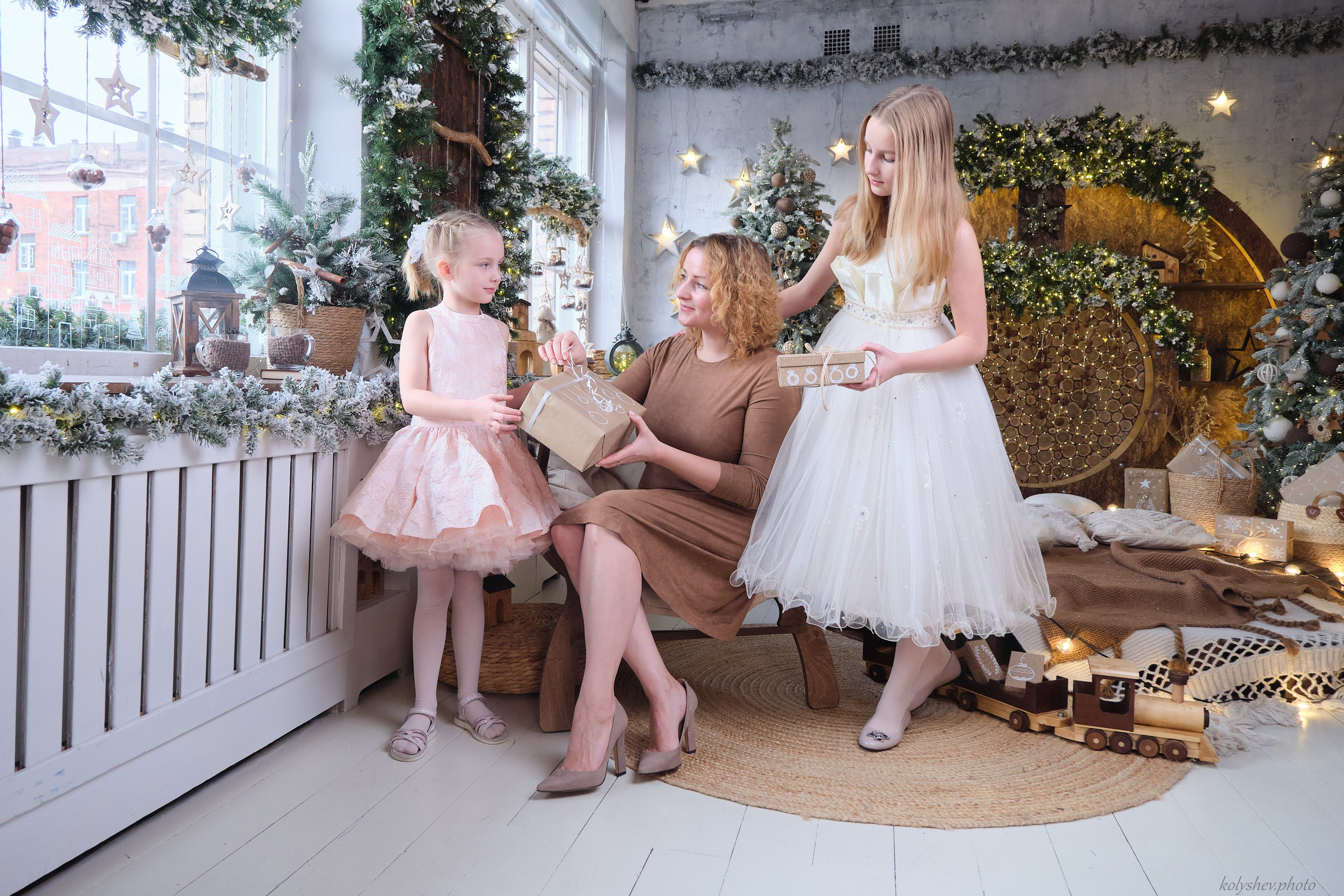 Семейная фотосессия мамы и дочек в студии в Москве фотограф Колышева Виктория. Портретный фотограф на новый год в Москве Виктория Колышева