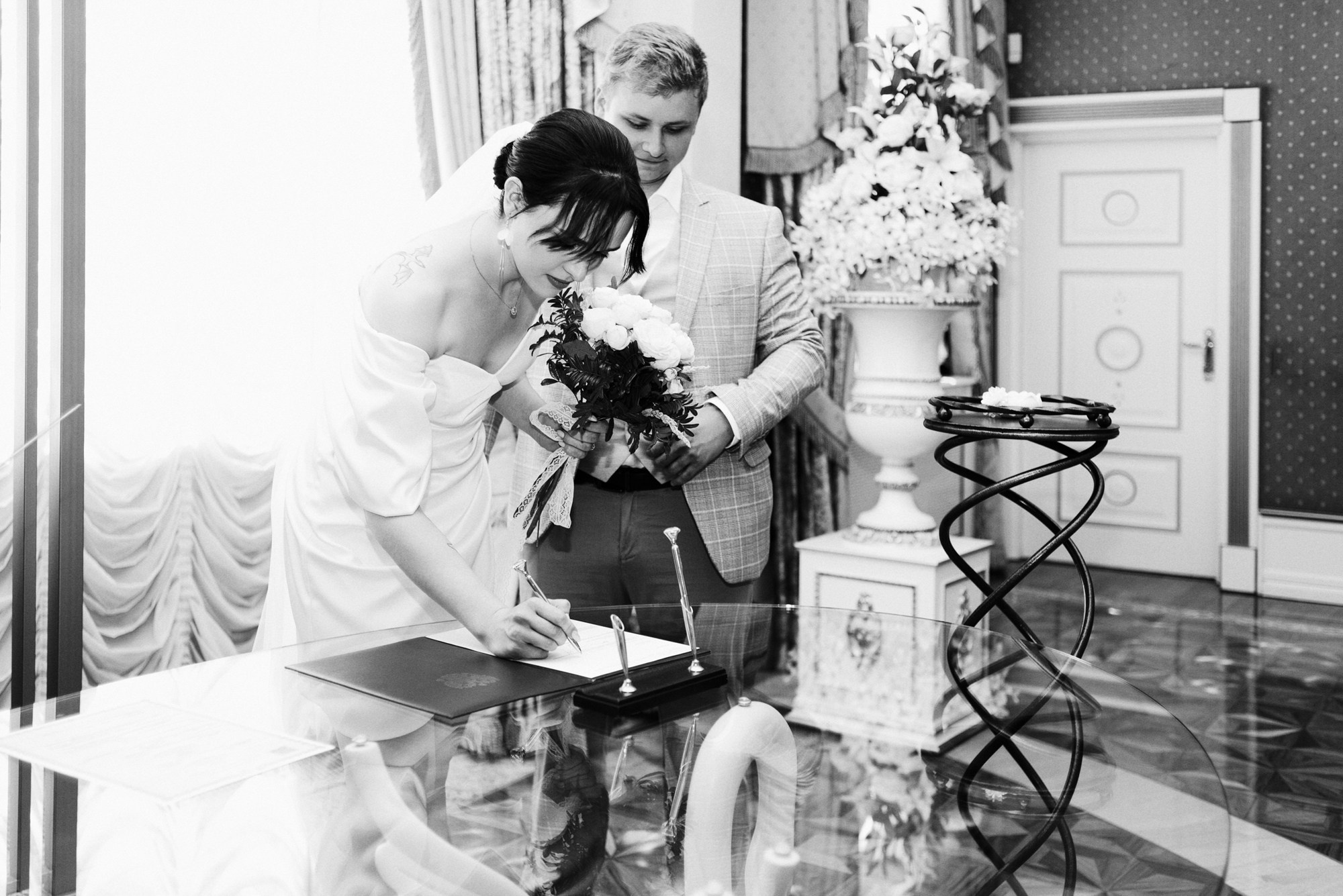 Свадебный фотограф Тюмень — Роман и Ксения: фотосессия с гостями и прогулка в парке. Портретный фотограф Тюмень Дарья Мустафина