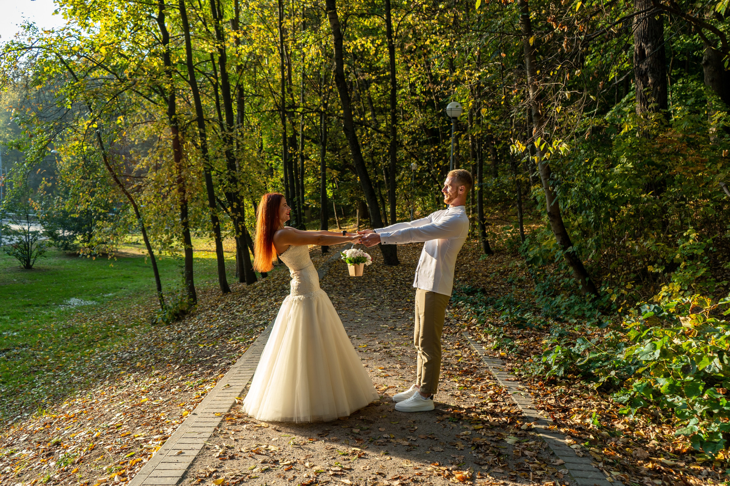 Молодожены кружатся в танце в парке Динамо в Воронеже