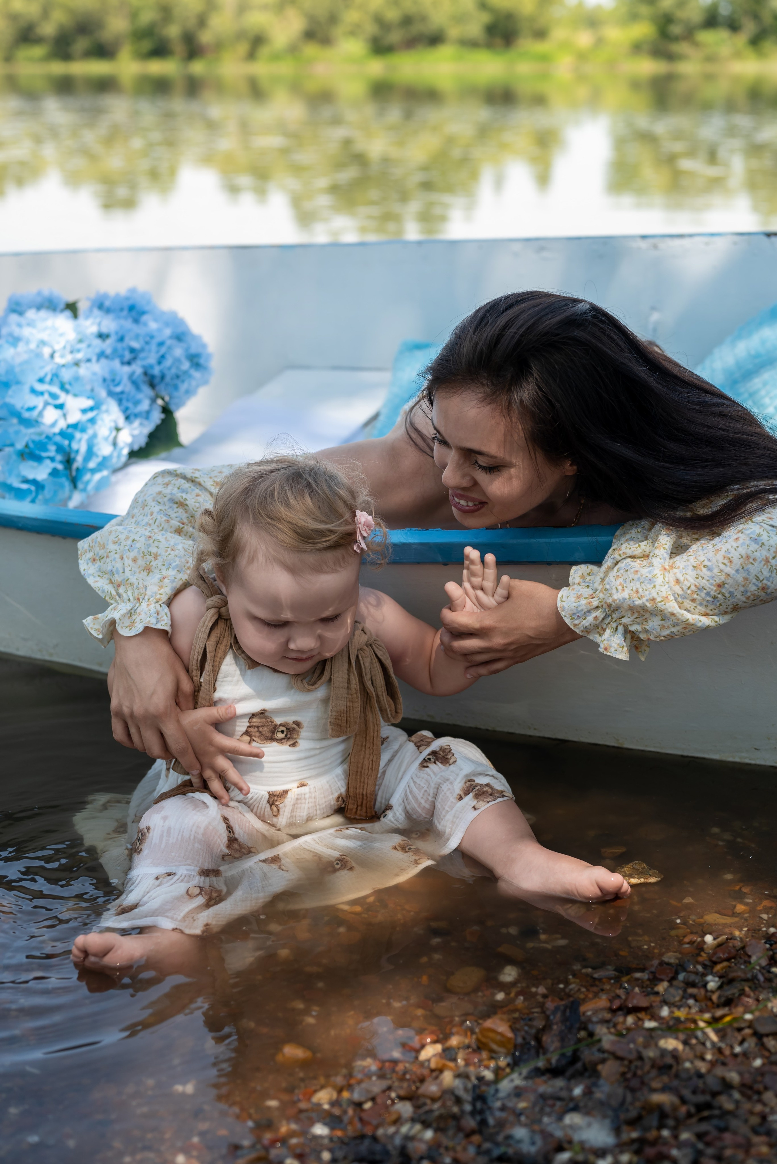 Фотопроект на лодке с голубыми гортензиями. Фотограф в городе Салават