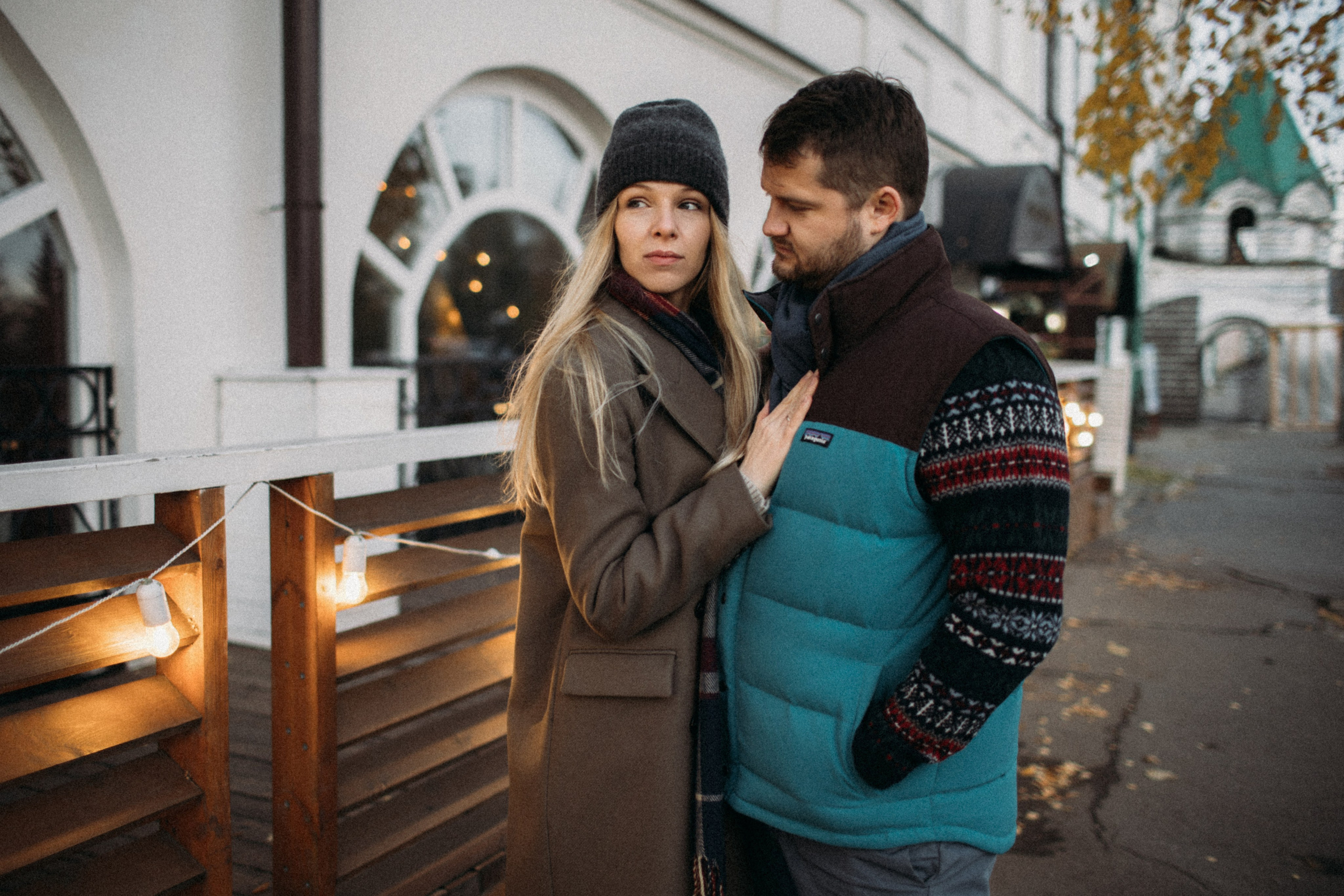 Романтика заката у почтовой конторы: нежные поцелуи пары в осенних нарядах. Винтажная съёмка с эффектом зерна, Архангельск