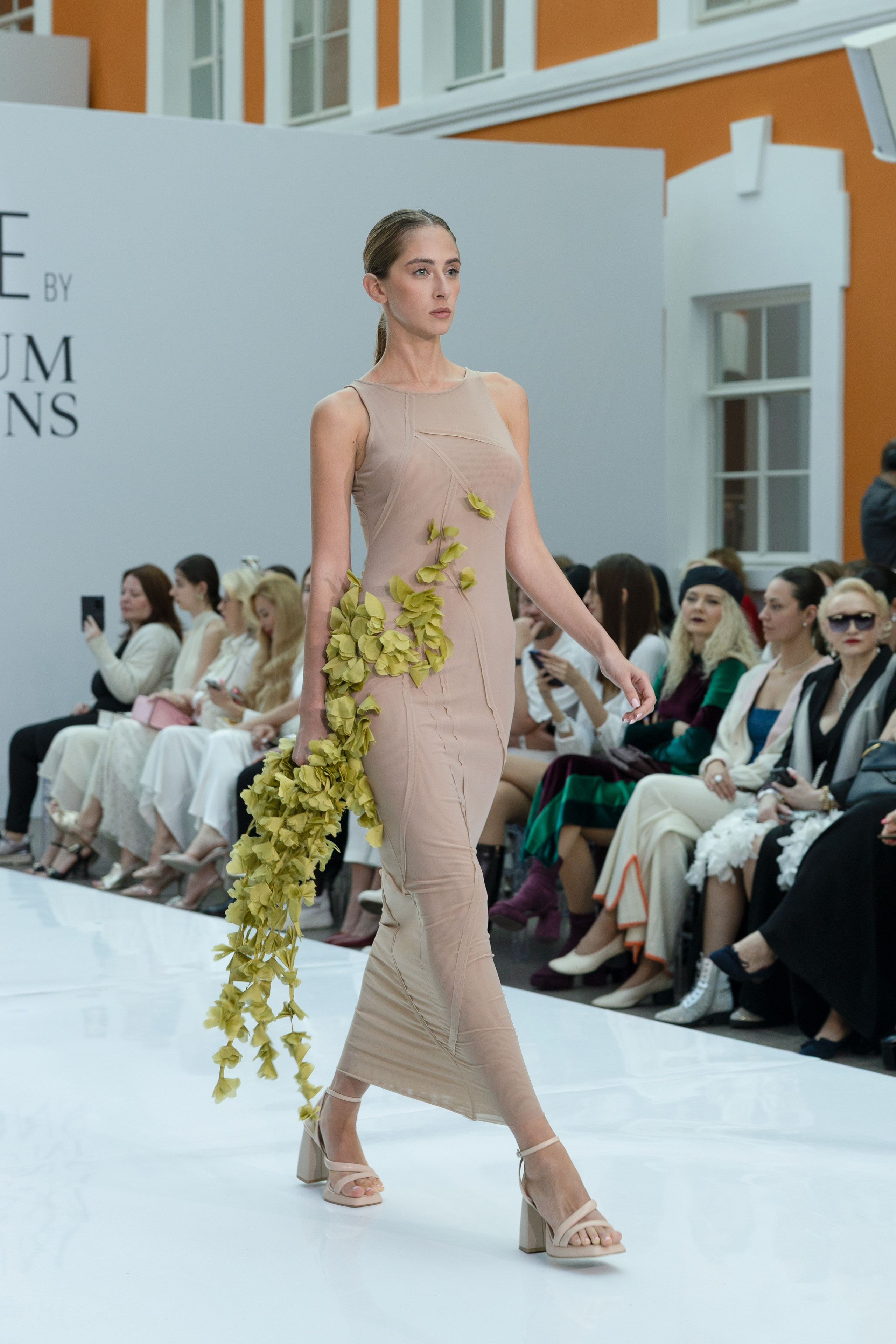 <img src="image.jpg" alt="модный показ в Санкт-Петербурге">