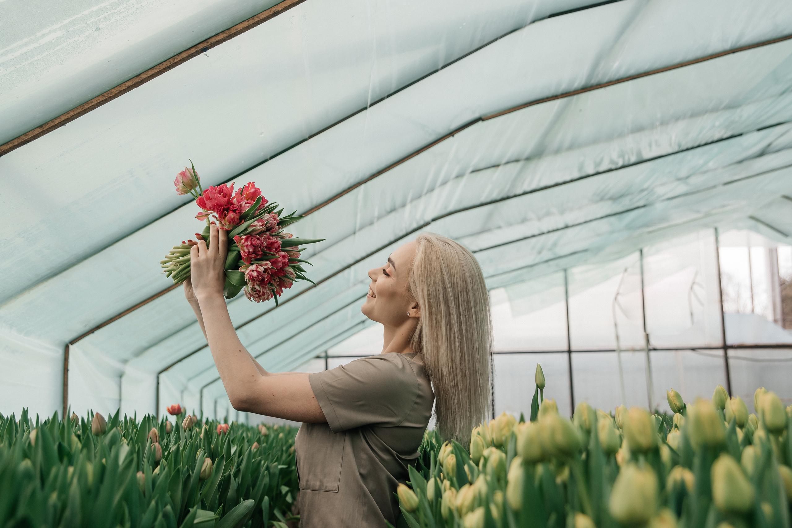 Фотосессия в тюльпанах. Свадебный и семейный фотограф в городе Смоленске