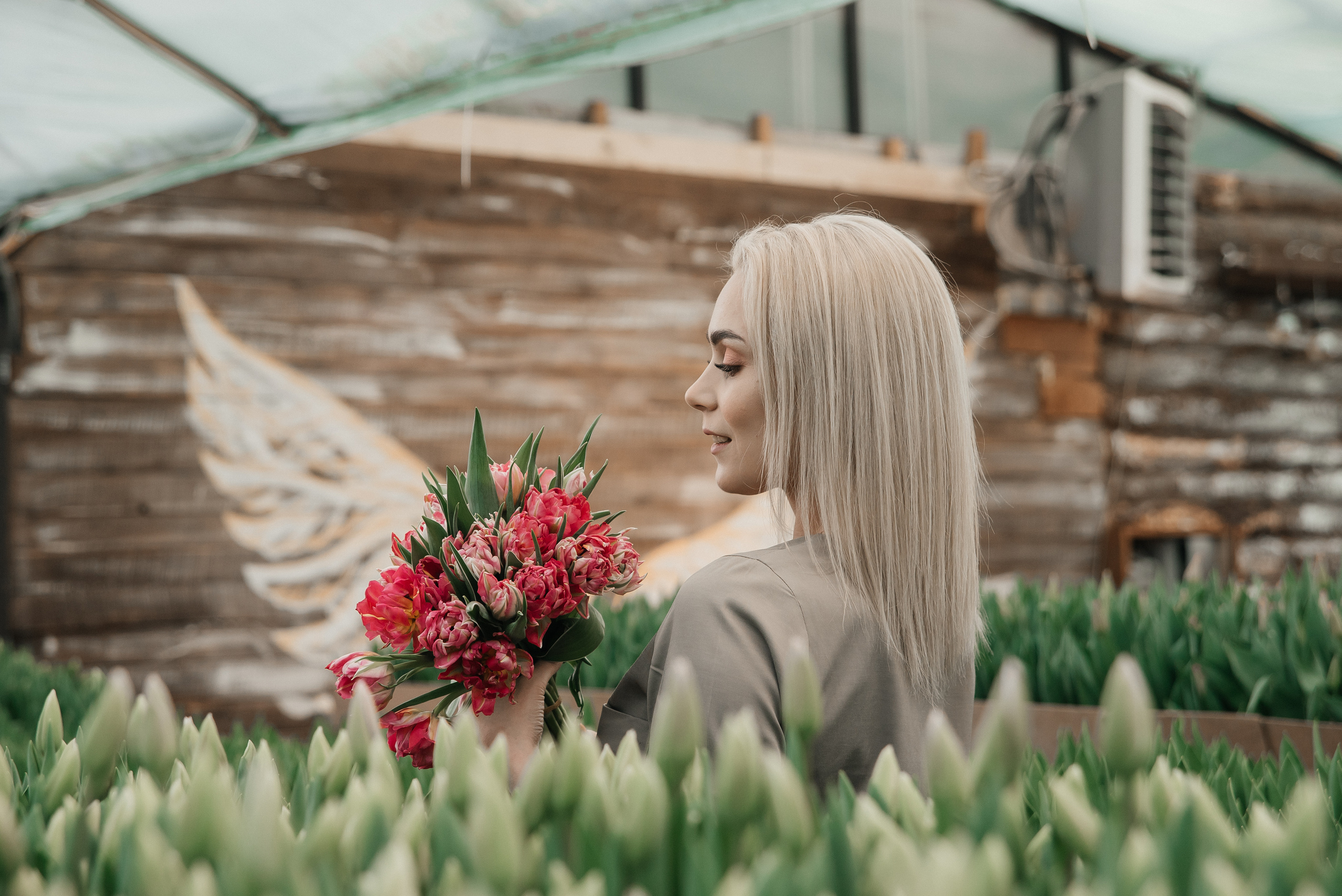 Фотосессия в тюльпанах. Свадебный и семейный фотограф в городе Смоленске