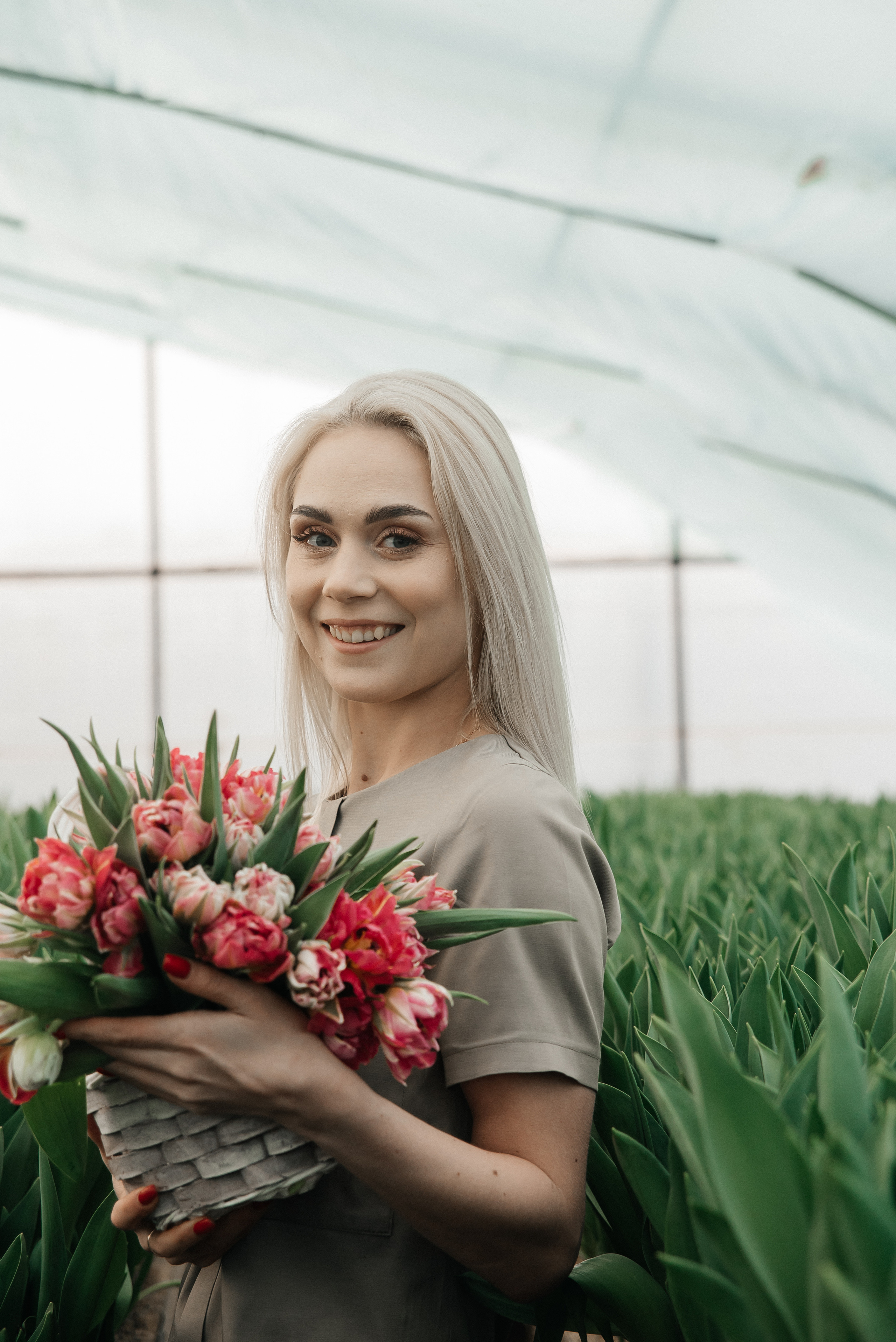 Фотосессия в тюльпанах. Свадебный и семейный фотограф в городе Смоленске