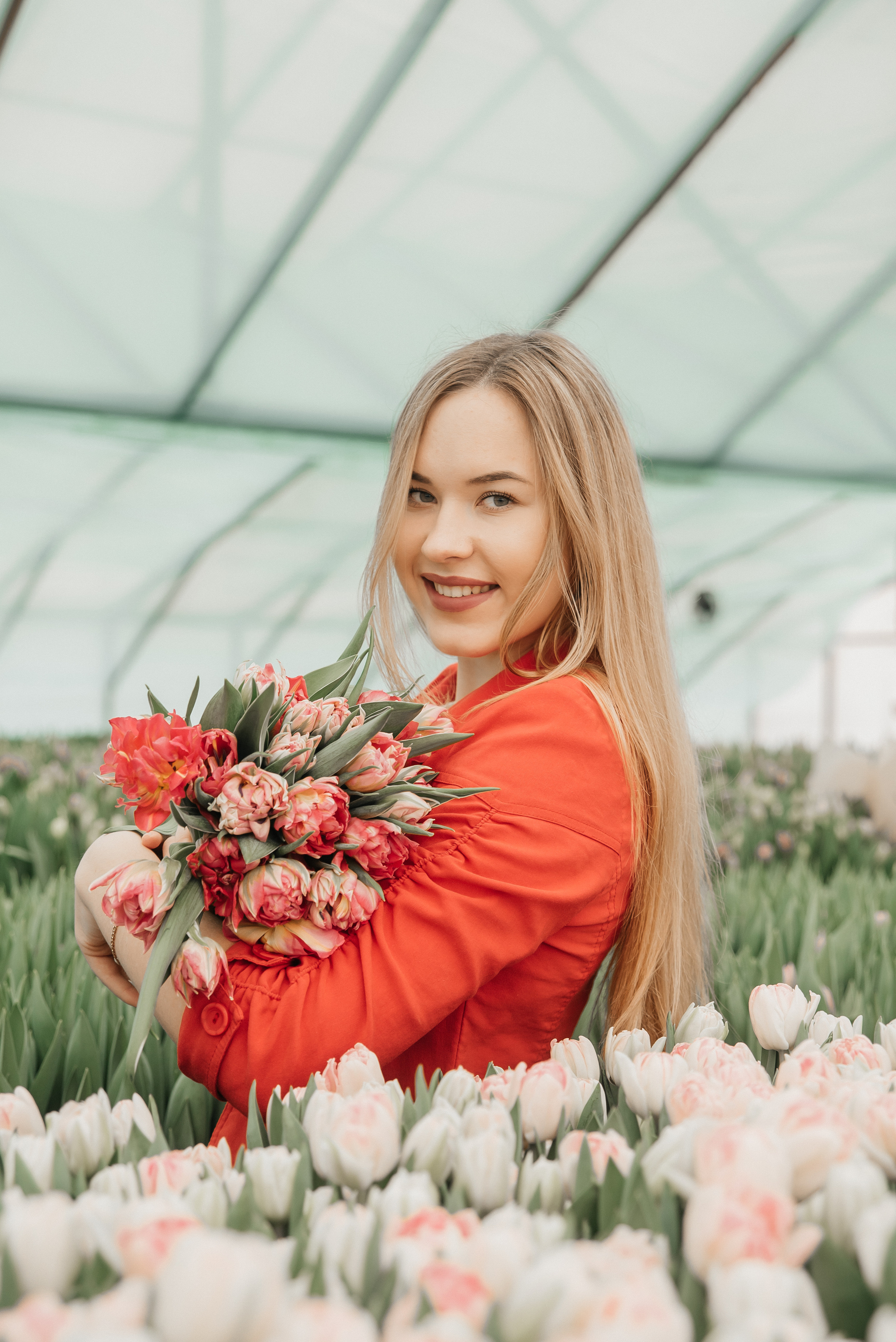 Фотосессия в тюльпанах. Свадебный и семейный фотограф в городе Смоленске