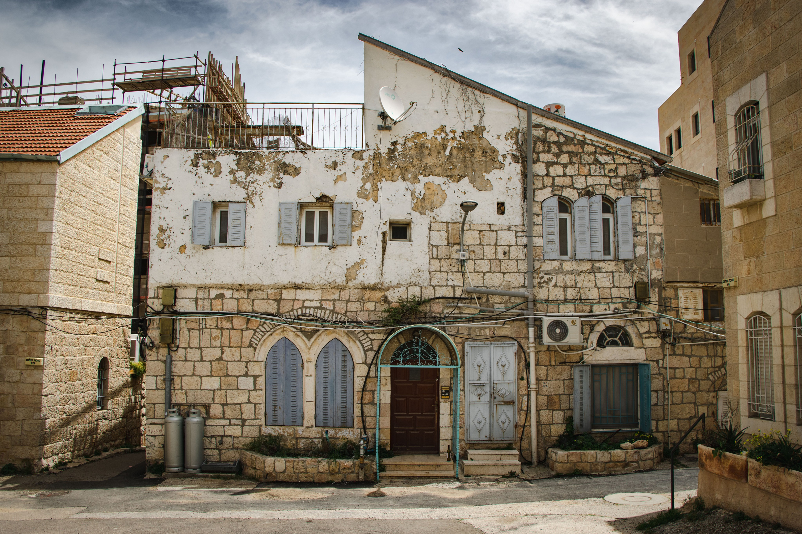 Иерусалимские домики с облезшей краской и старыми окнами