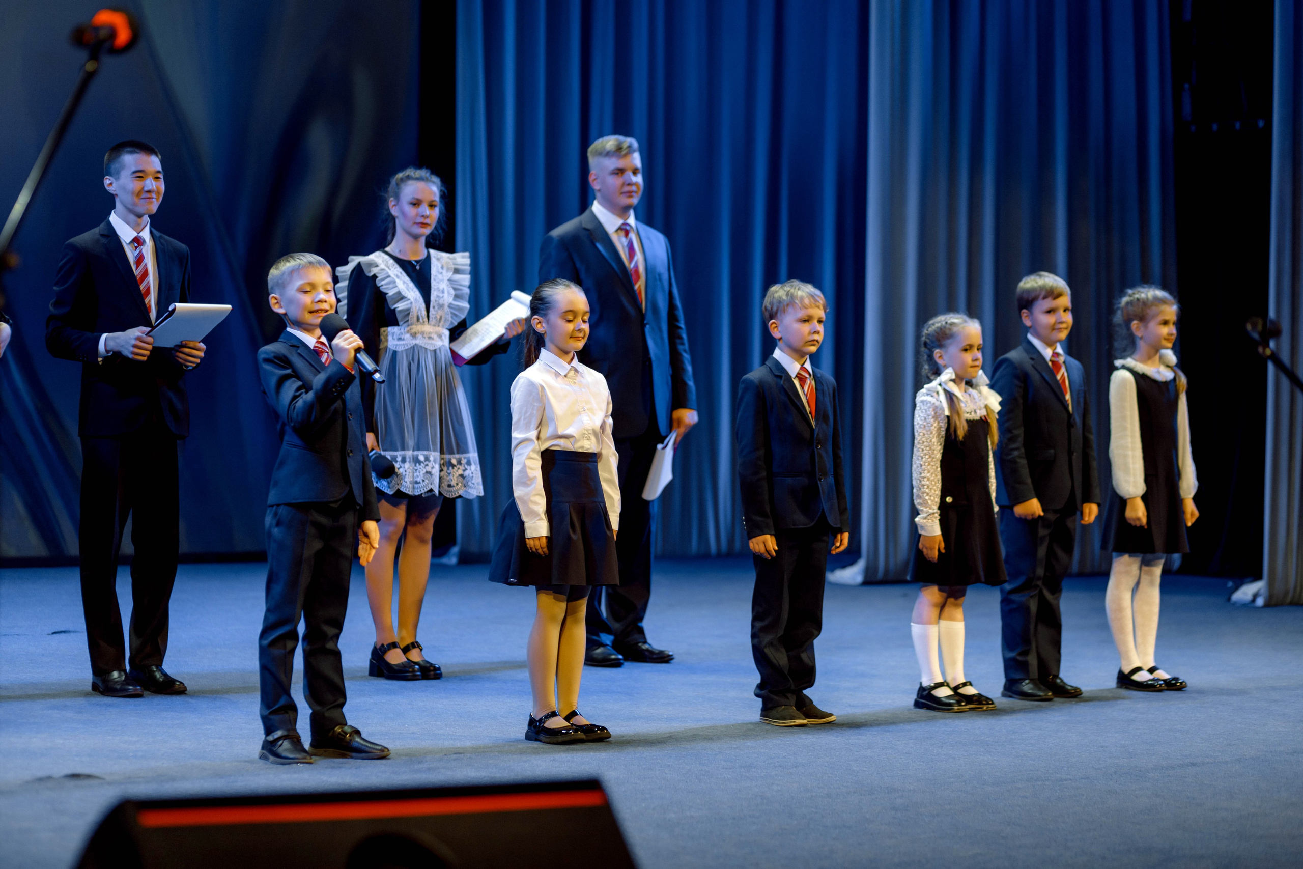 Гимназия 25 — последний звонок (Драм Театр). Свадебный фотограф Иркутск, репортажный фотограф Иркутск