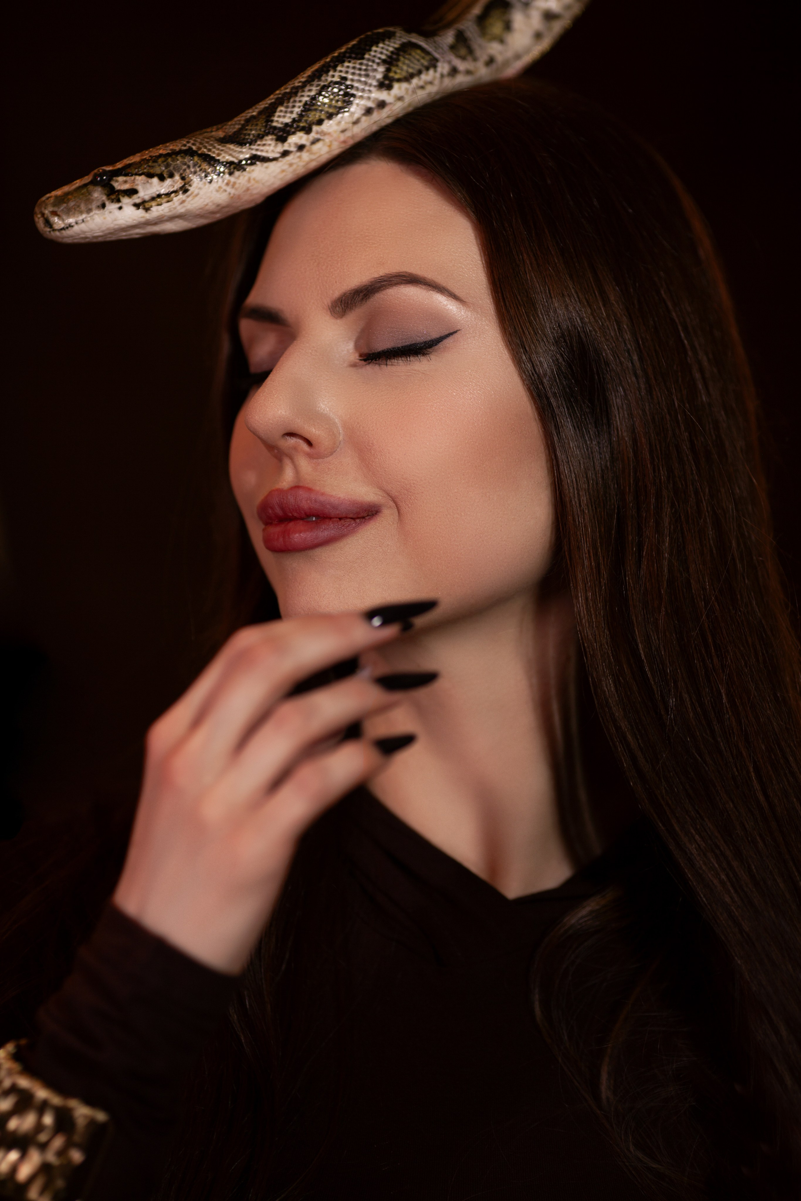 Женская фотосессия с настояшим питоном в студии Ставрополя. Фотограф Ставрополь Пятигорск Елизавета Дарина