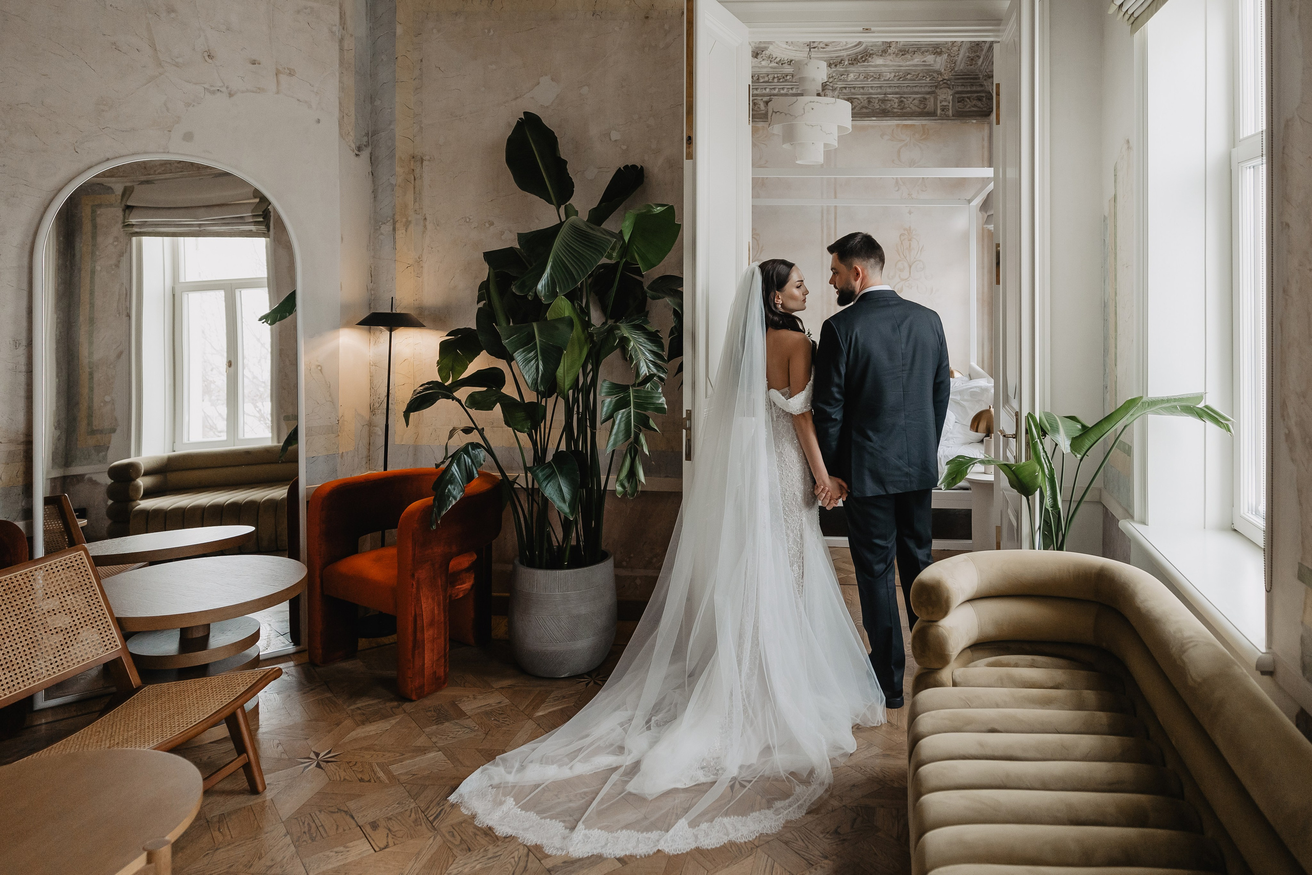 свадебная фотосессия в отеле Twelve Reasons в Москве