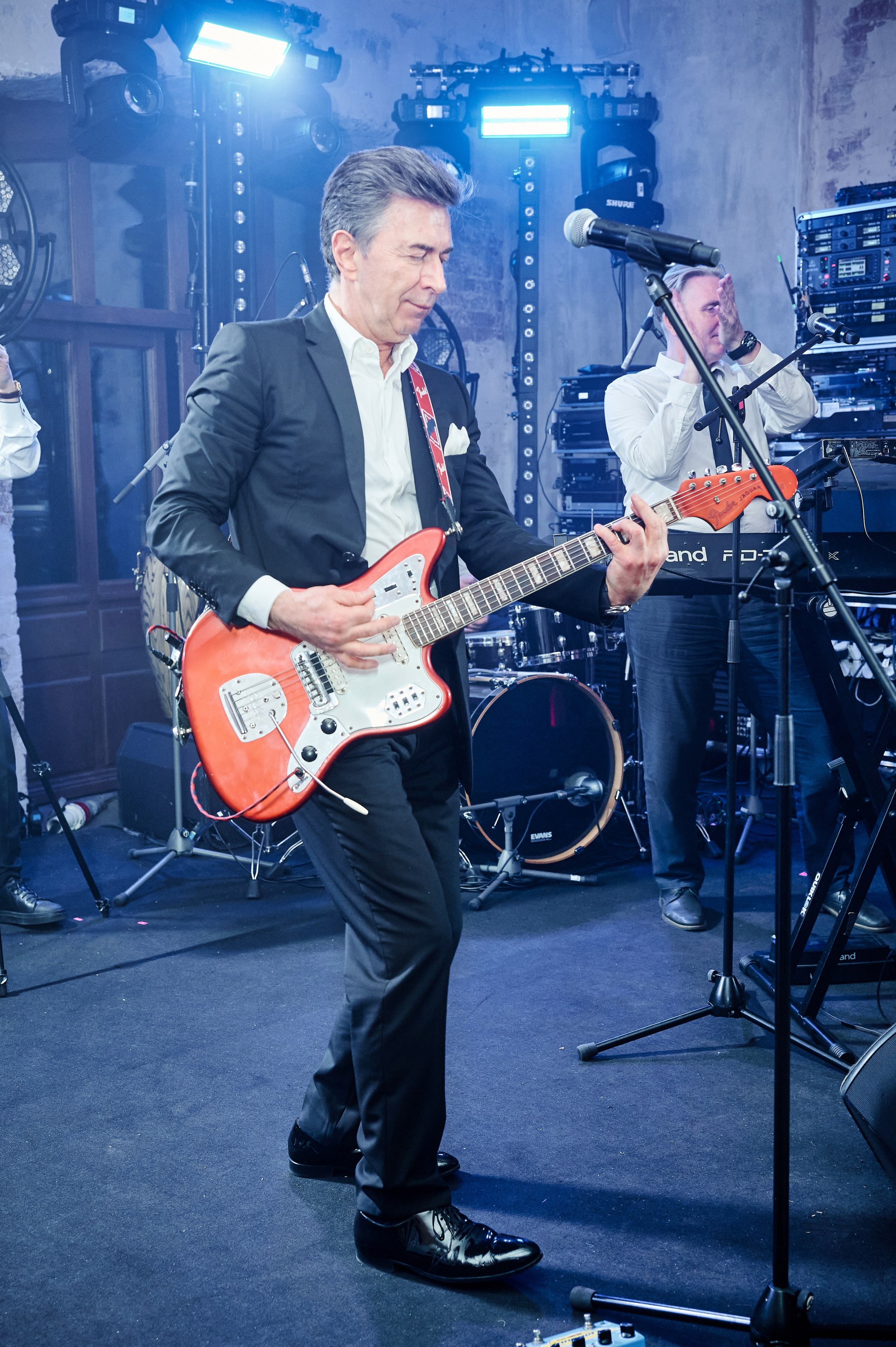 Сценическое освещение, синий фон, живое событие фотография