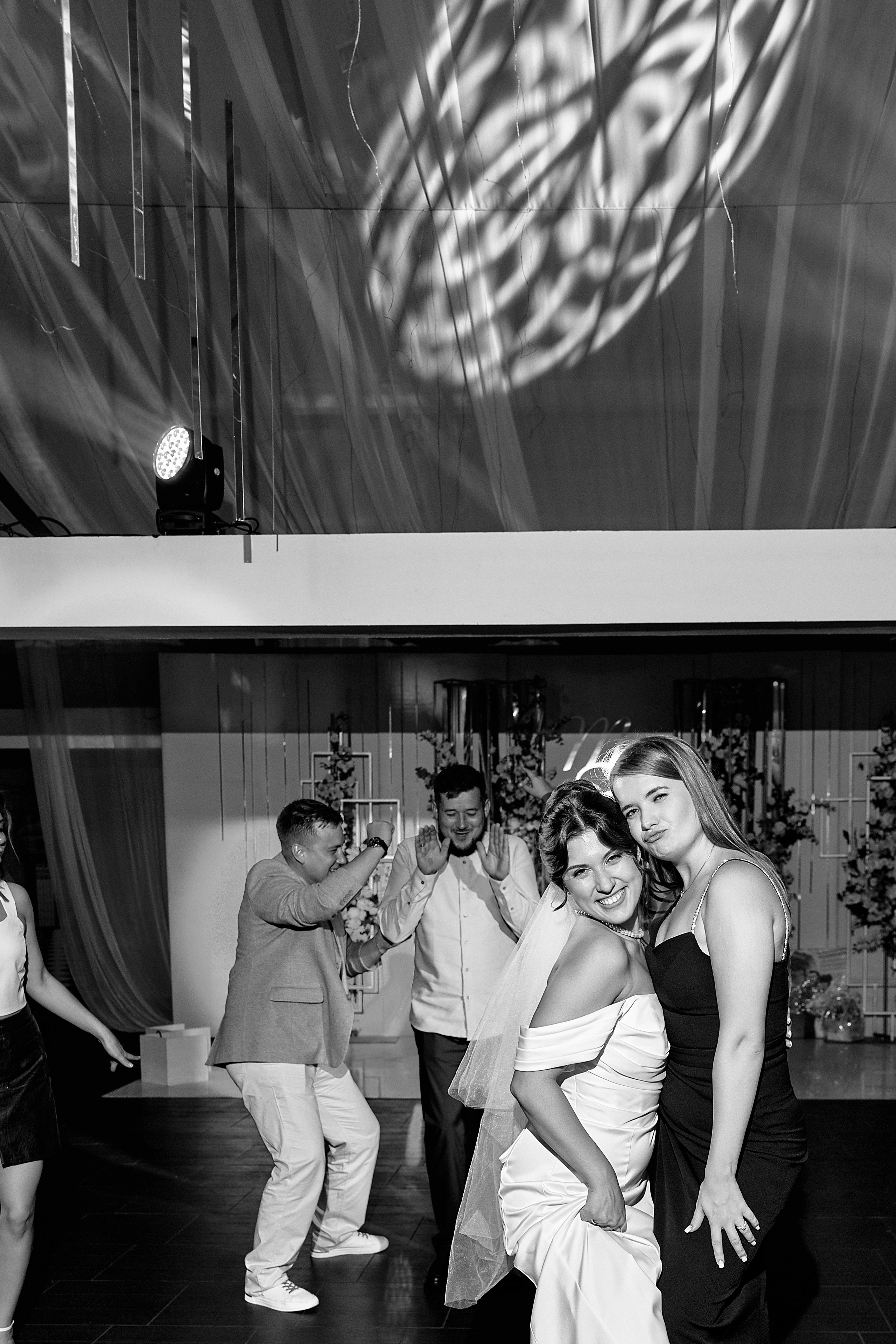 Эмоциональные моменты на свадьбе: невеста и лучшая подруга в танце — живые свадебные фото