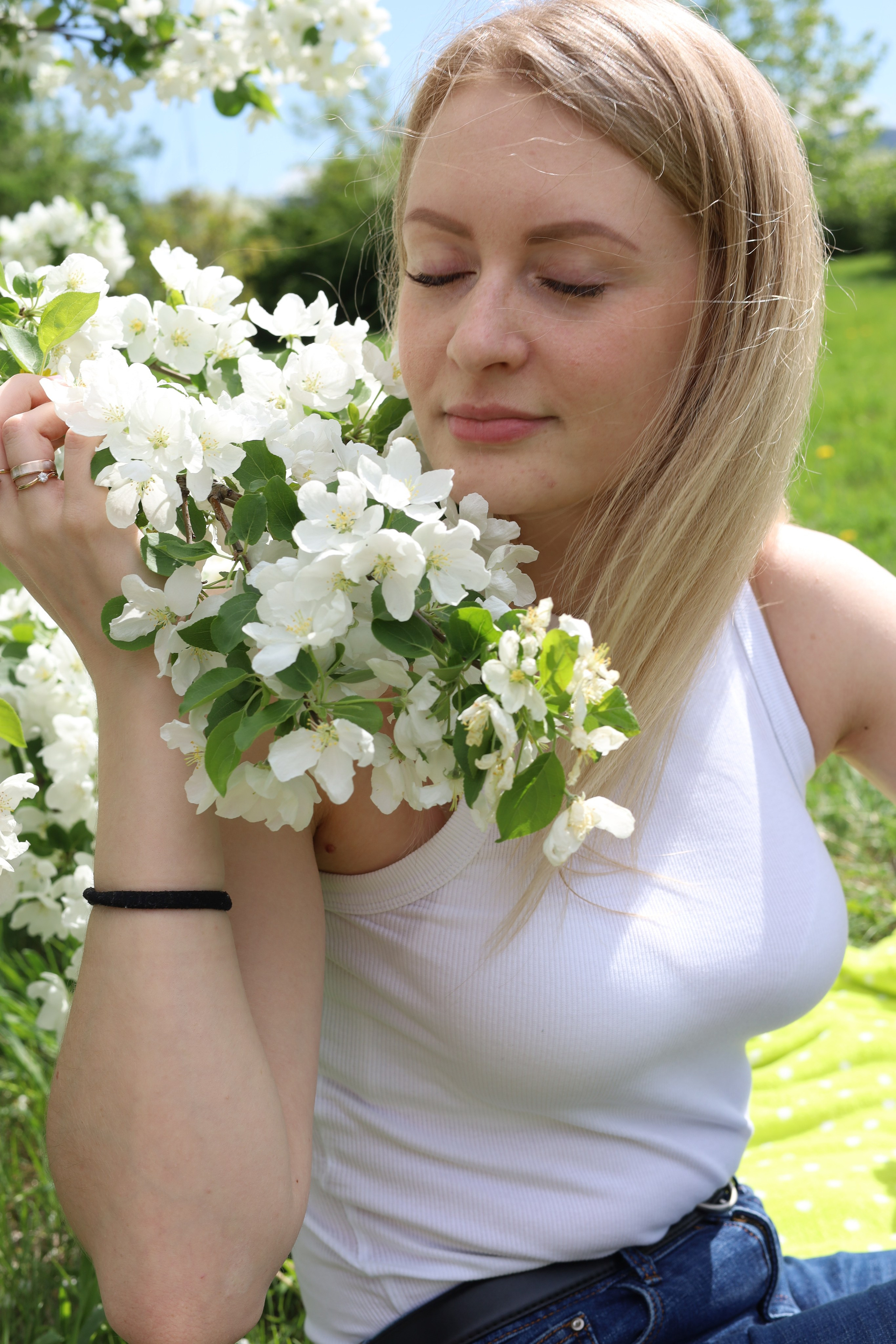 Фотосъемка в яблонях. Фотограф в Красноярске Никитина Мария