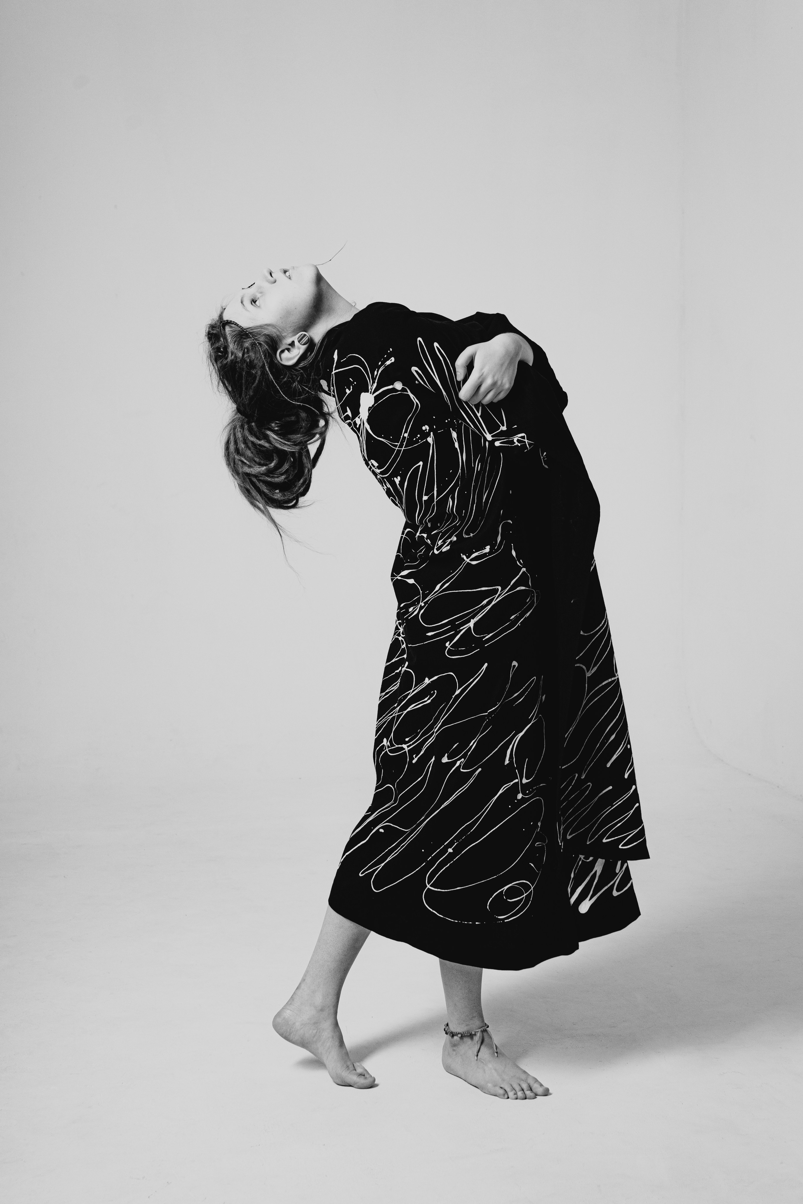 Девушка в чёрном кимоно танцует