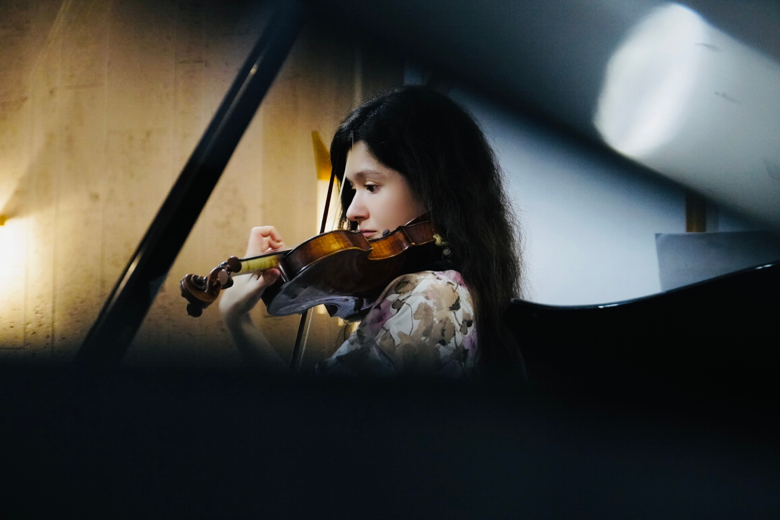 На сцене. Скрипачка Анна Савкина