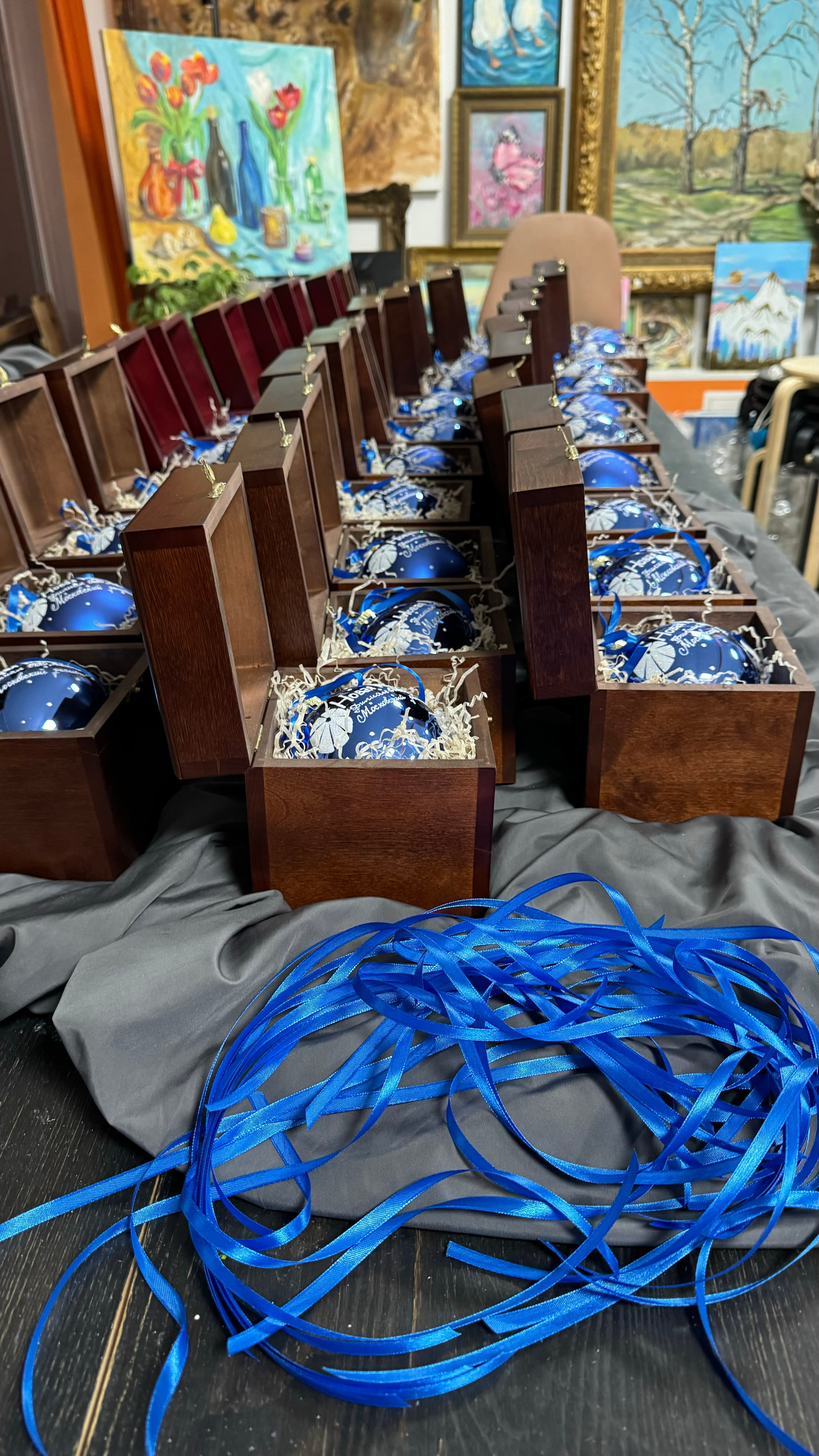 ArtSHARm- наше портфолио по ёлочным шарам с ручной росписью. Художественная ручная роспись елочных шаров, корпоративные подарки и восковые аромасвечи