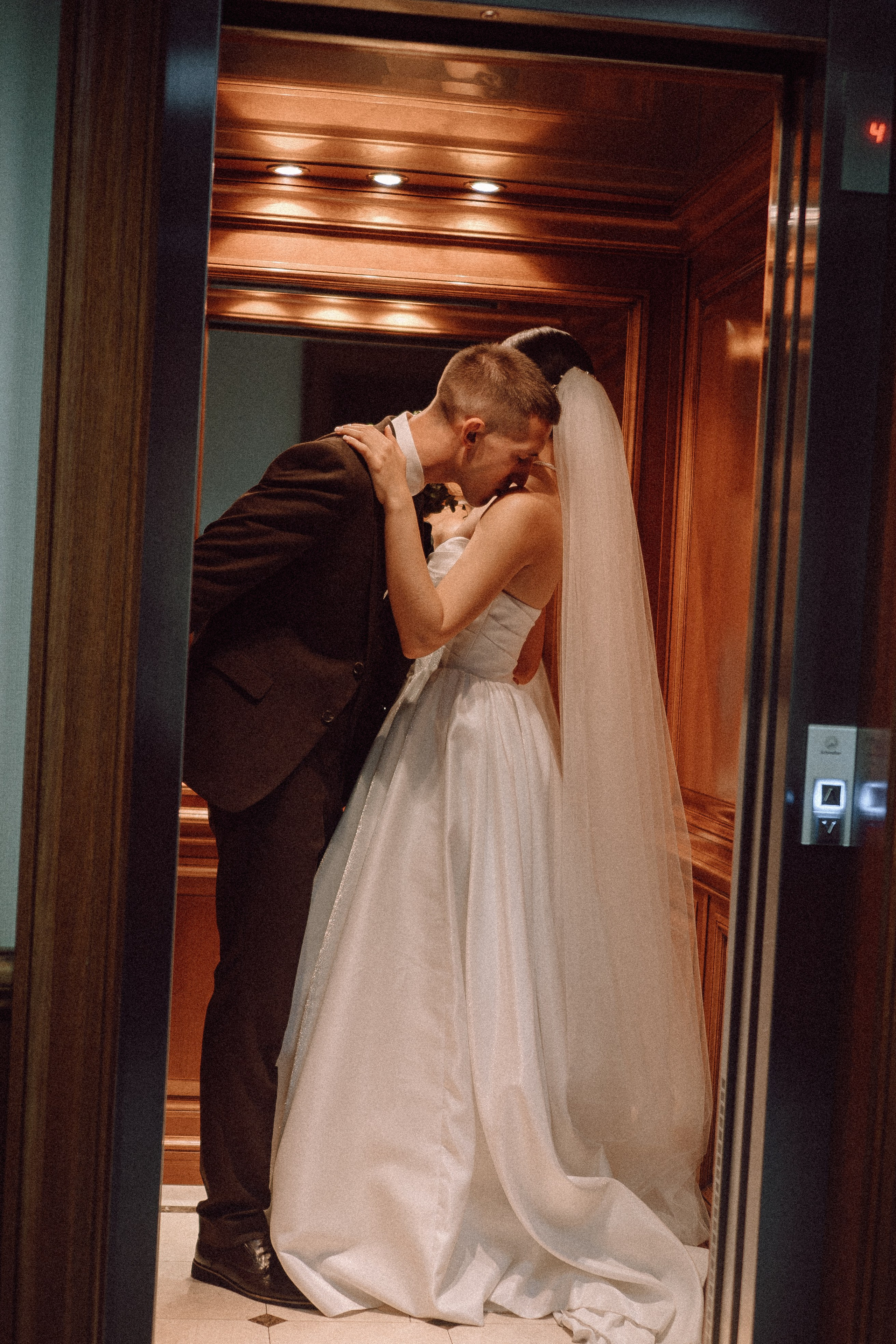 СВАДЕБНАЯ ПРОГУЛКА В САНТК-ПЕТЕРБУРГЕ (ИСАКИЕВСКИЙ СОБОР, ЗИМНЯЯ КАНАВКА, ЭРМИТАЖ И БОЛЬШАЯ МОРСКАЯ УЛИЦА). Профессиональный фотограф, Санкт-Петербург — Виктория Богомолова