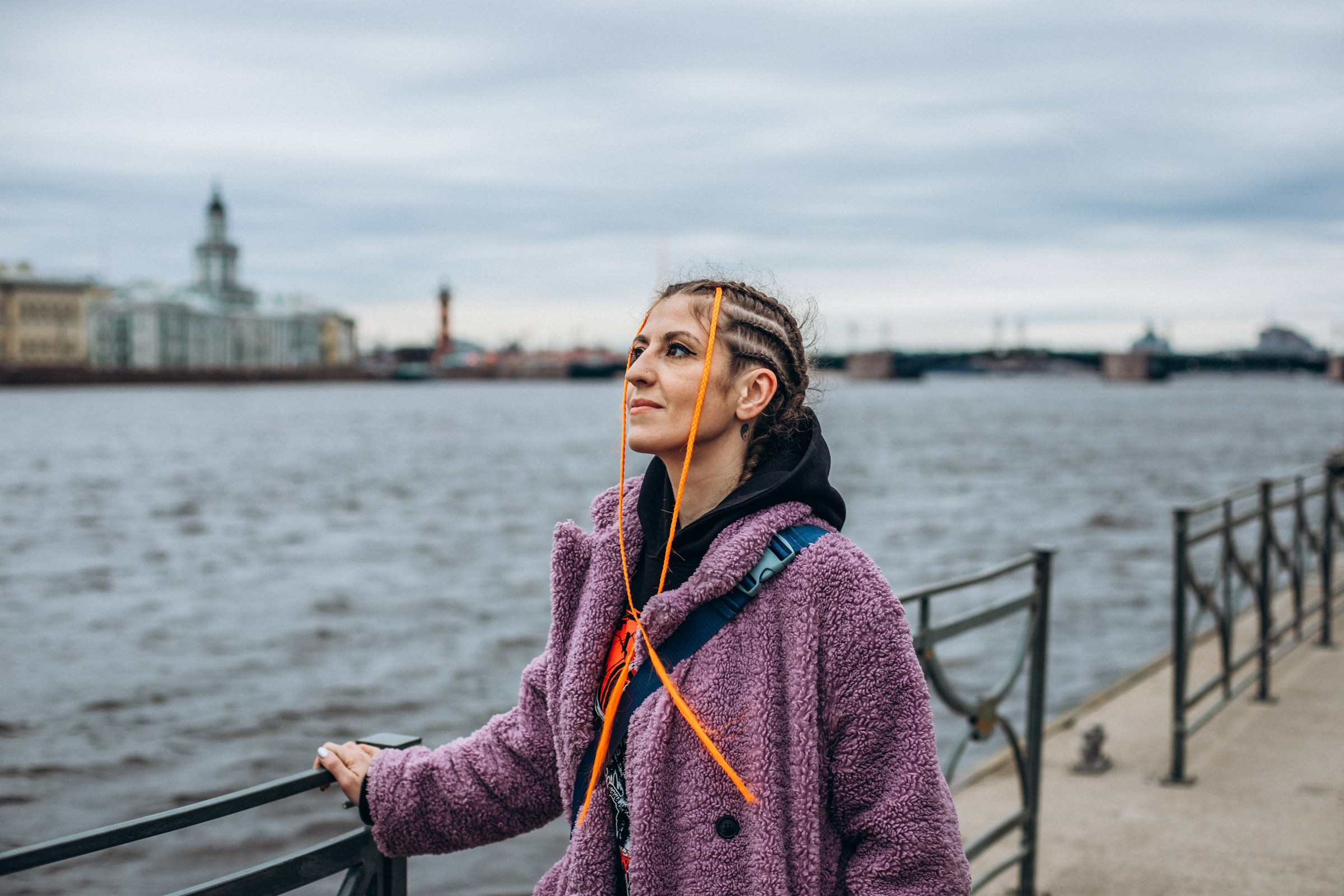 Лиза в апреле. Фотопрогулка в Петербурге. Индивидуальный и семейный фотограф в Санкт-Петербурге