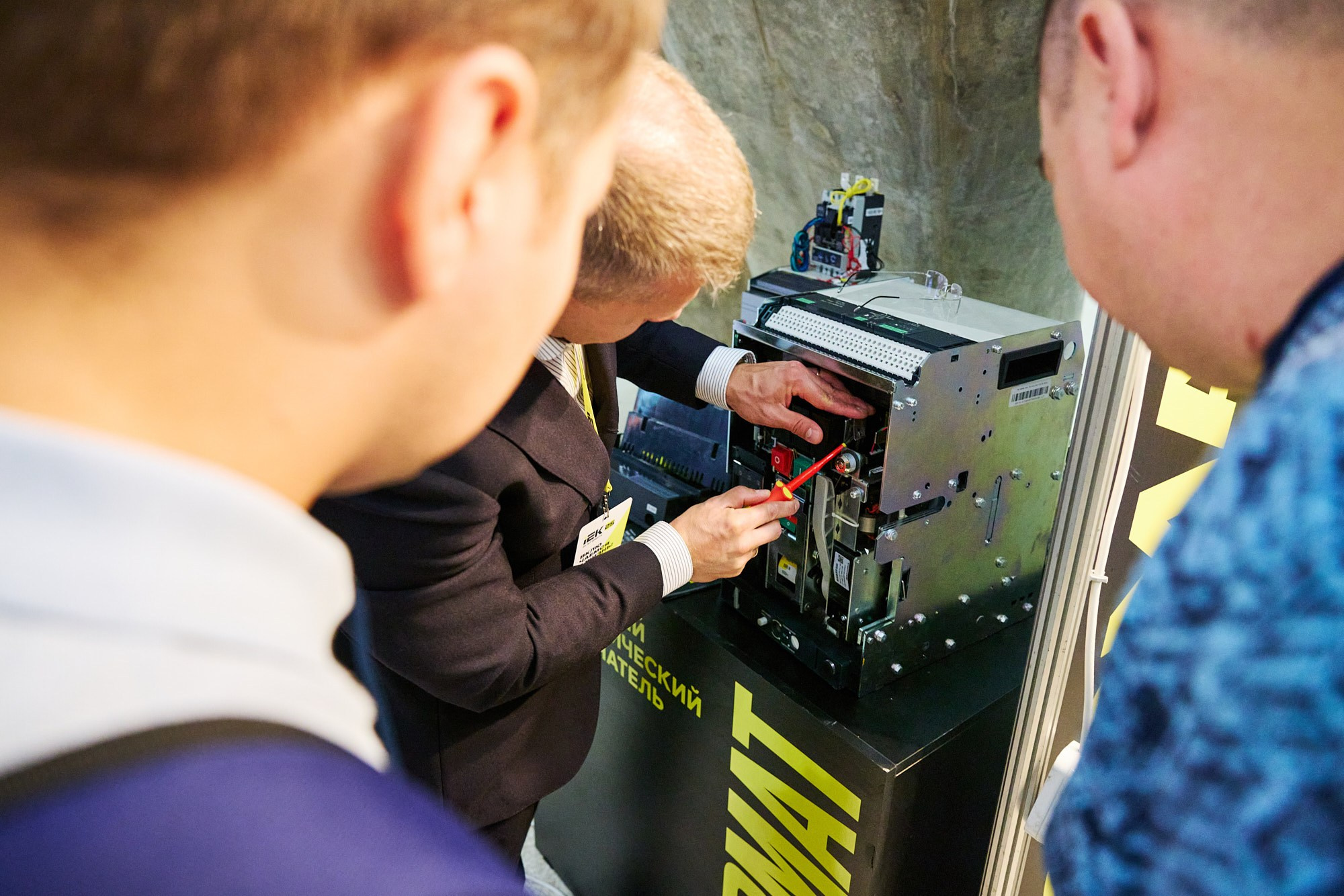 Фотограф на выставке IEK — репортажная съёмка корпоративного стенда в Москве. Репортажный фотограф в Москве — Дмитрий Тарасов | Съёмка мероприятий, концертов, корпоративов