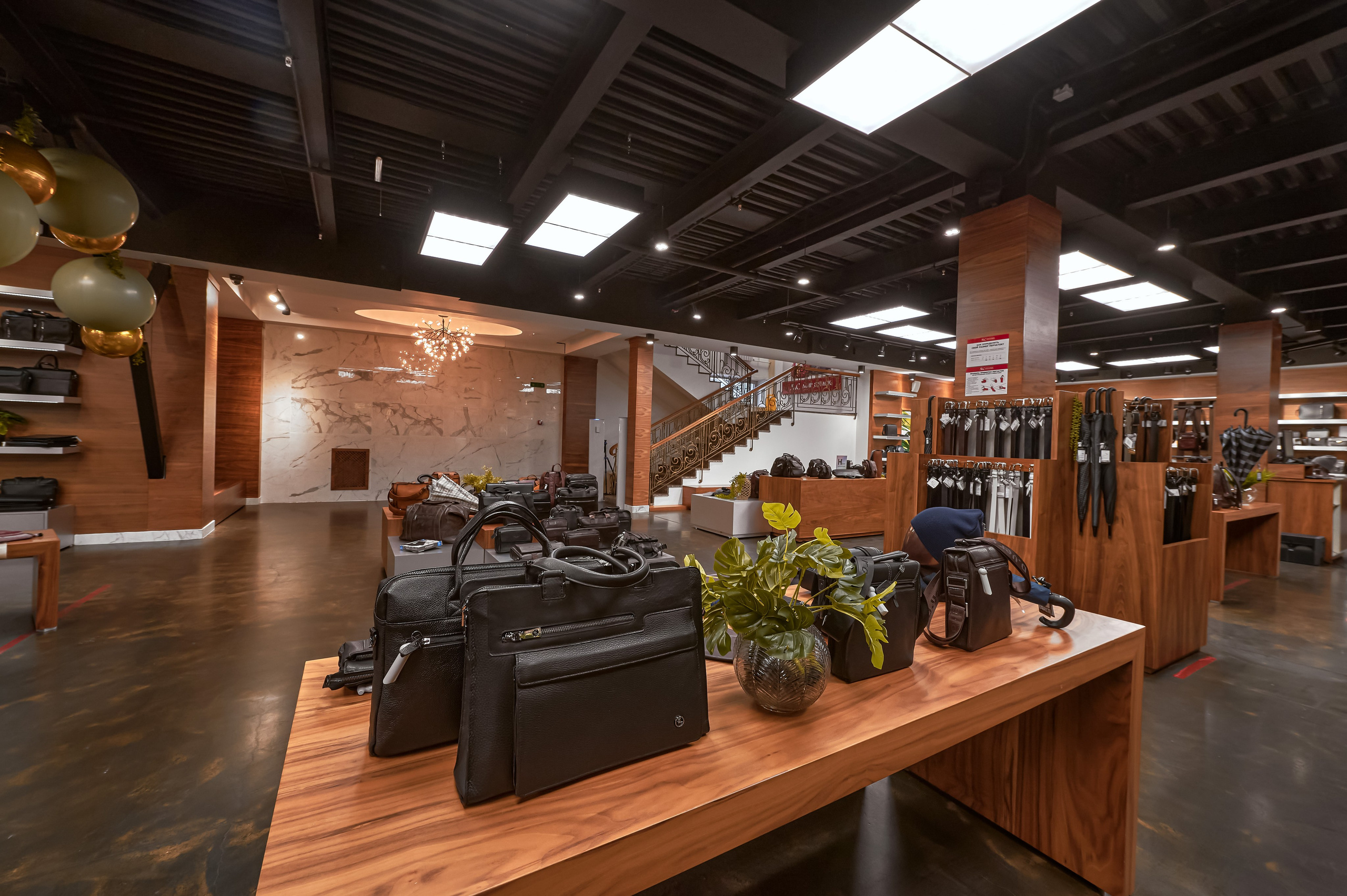 Портфолио по интерьерной и экстерьерной фотосъёмки: Мир сумок — Левый берег. Фотограф Яковлев Роман — Красноярск