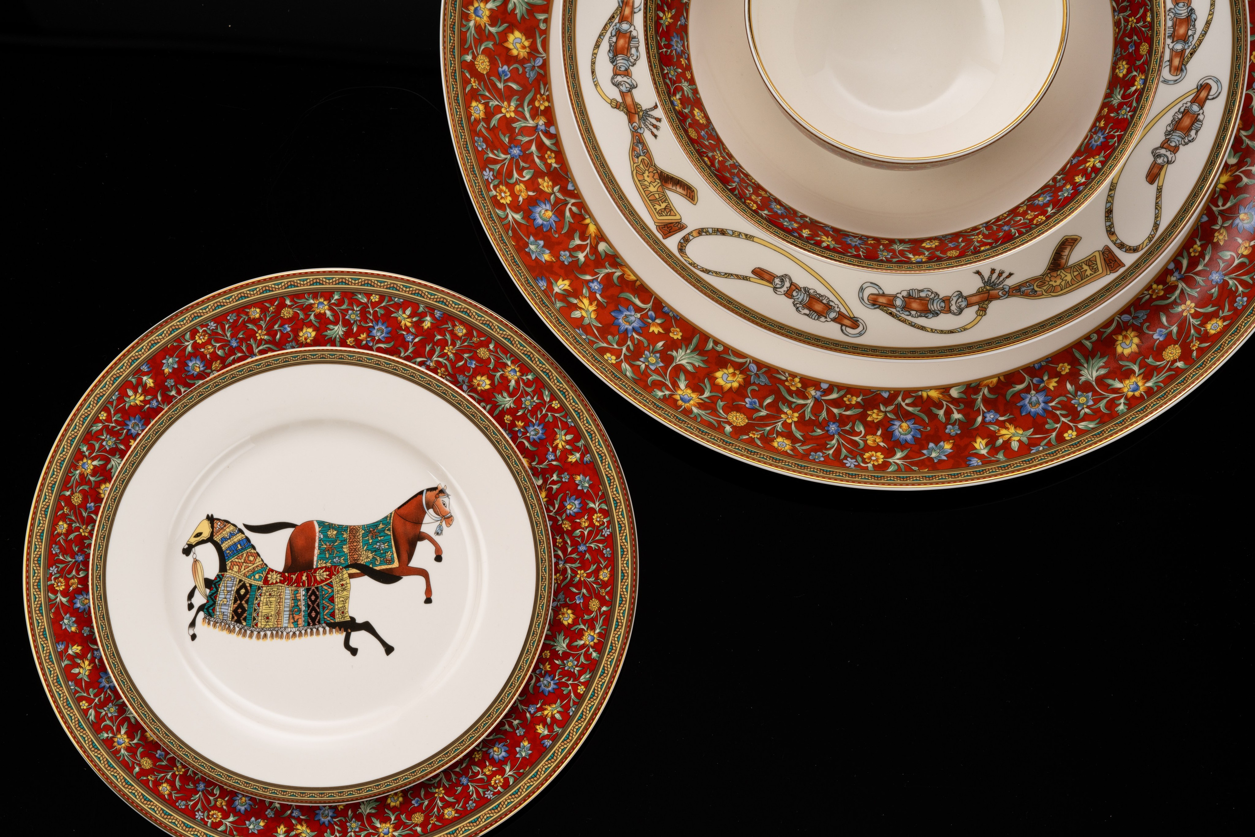 чашка и блюдце Waseela с красным орнаментом предметная фотосъёмка посуды фото для сайта контентная съёмка в Алматы Ринат Каримов