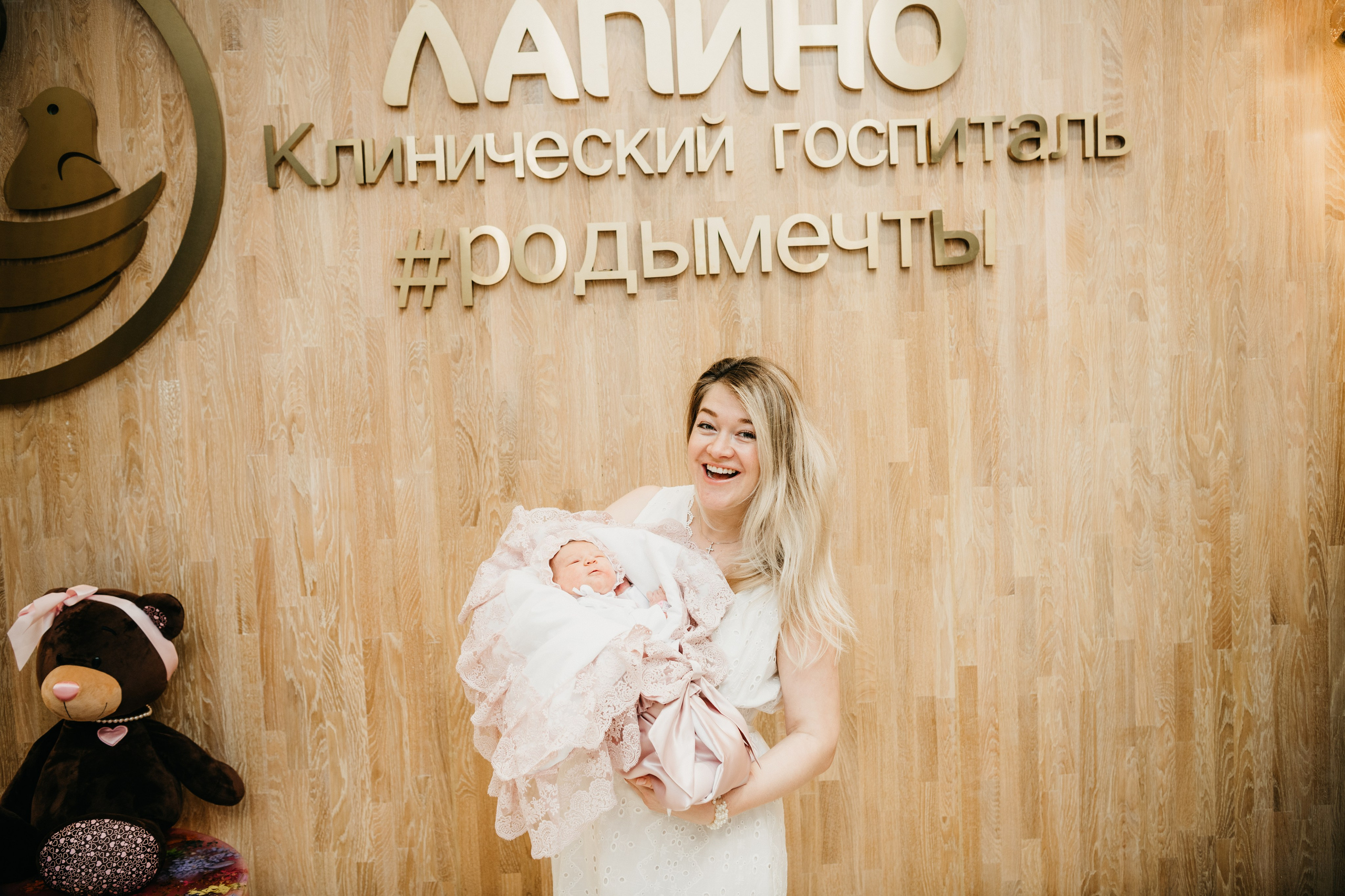 Выписка Полины в Лапино. Фотограф на выписку из роддома в Москве и МО