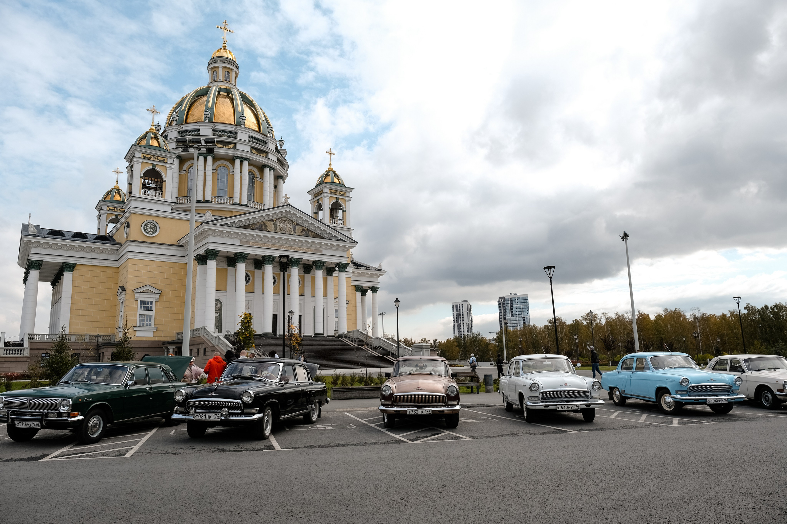 Азат и Дарья_прогулка с ретро-автомобилями. Свадебный фотограф в Челябинске Сырчикова Наталья